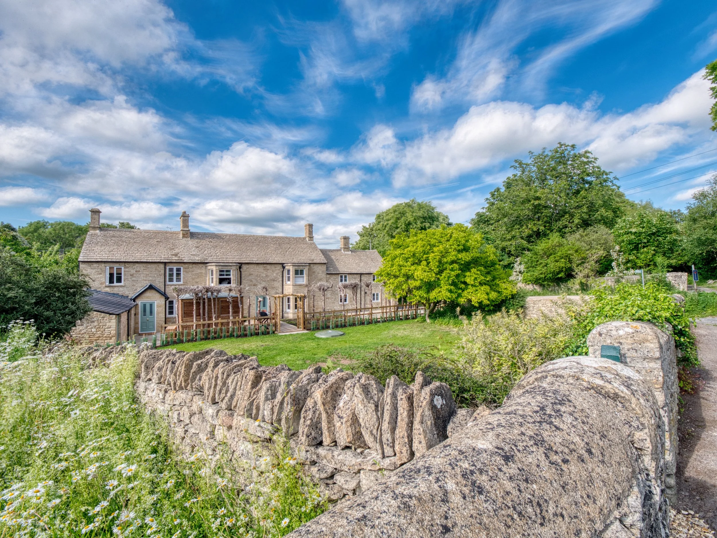 Cotswolds - hot tub, games room, parking, arcade / (sleeps 10)