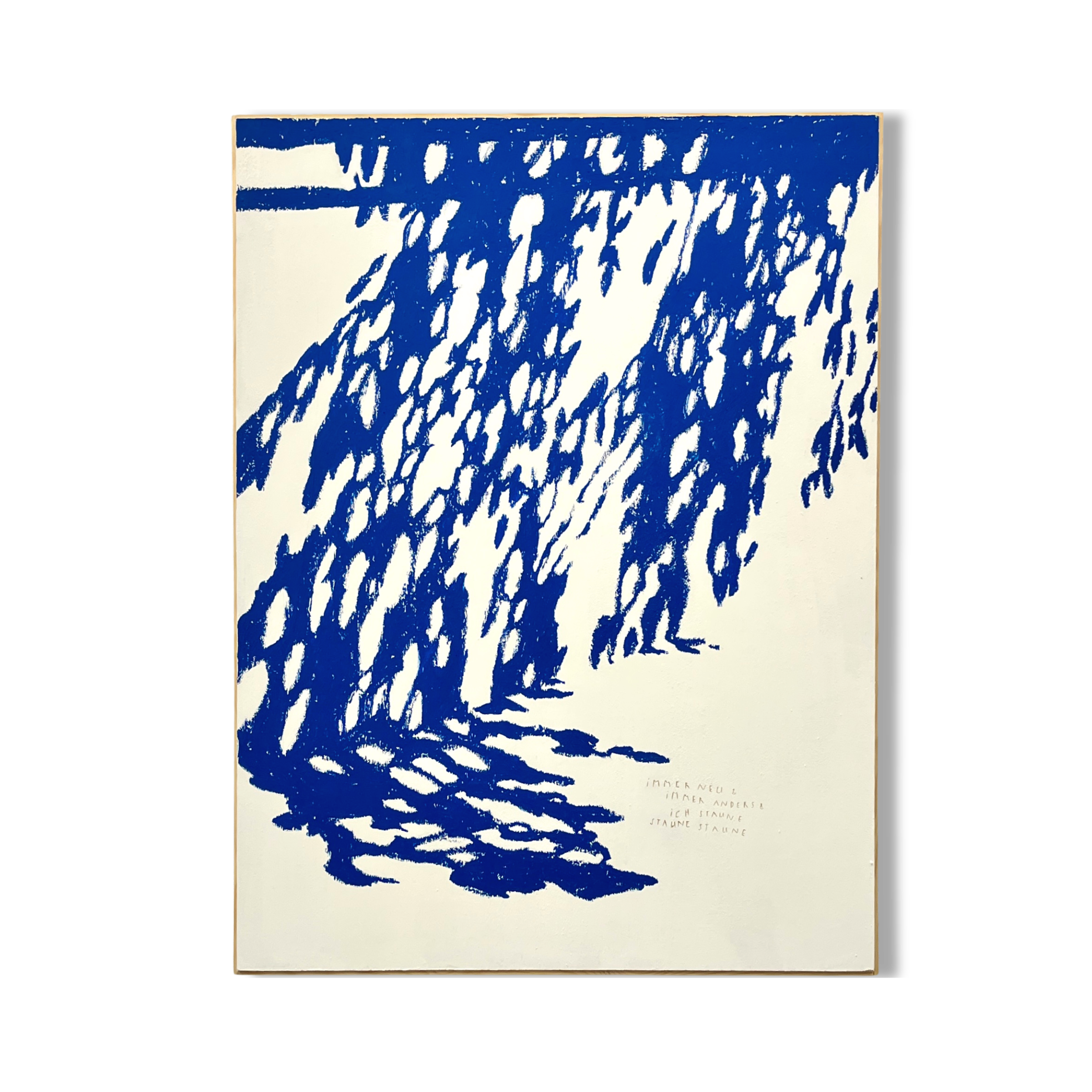 Kunstwerk mit blauer Baum Silhouette auf weißem Hintergrund, mit kleiner Textnotiz unten rechts in kursiver Schrift.