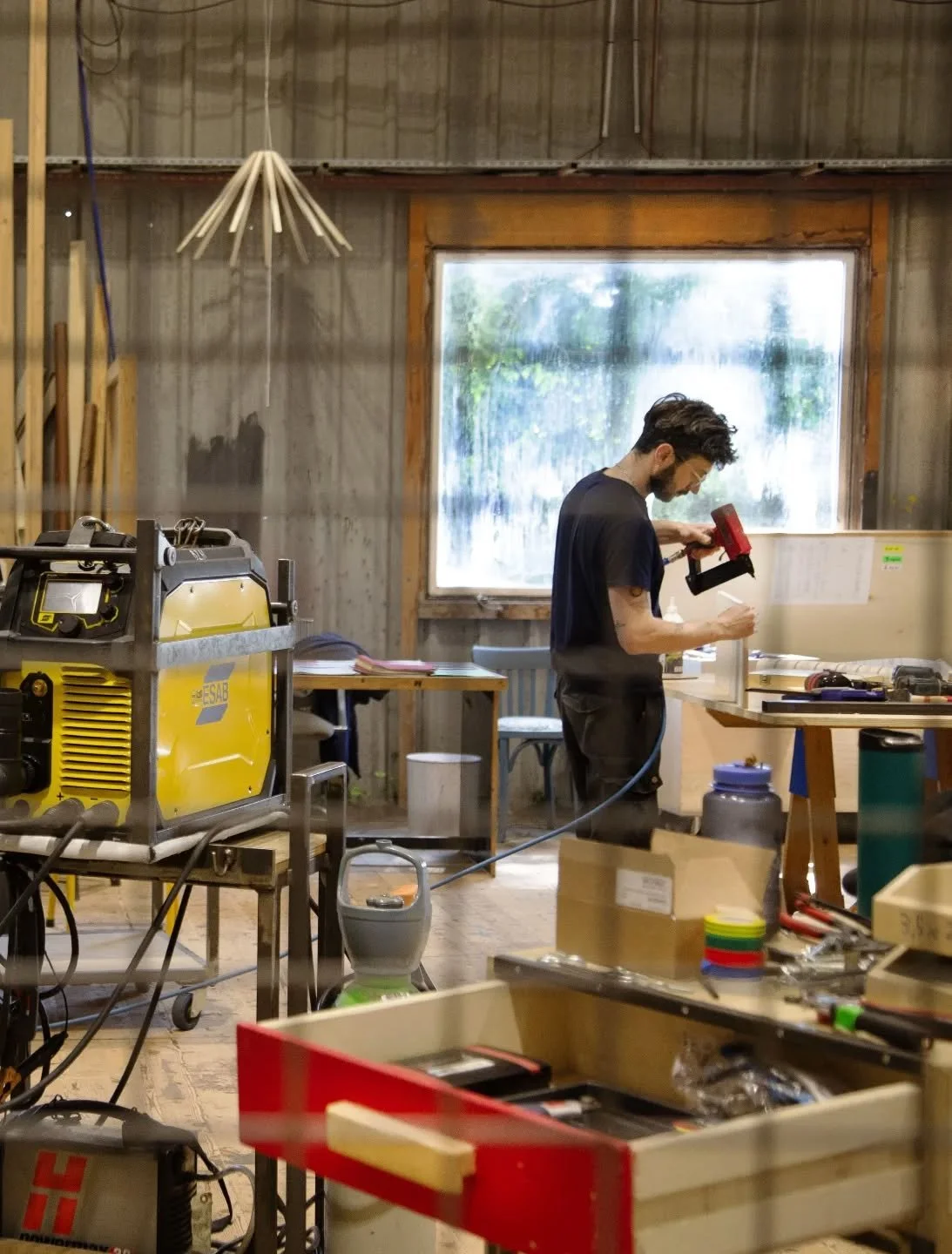Chez Utile Atelier, nous concevons et fabriquons des agencements uniques en bois, pens&eacute;s pour durer et s&rsquo;adapter &agrave; vos usages.

Cuisine, rangements, bureau, boutique ou espace de vie : nous imaginons avec vous des agencements dura