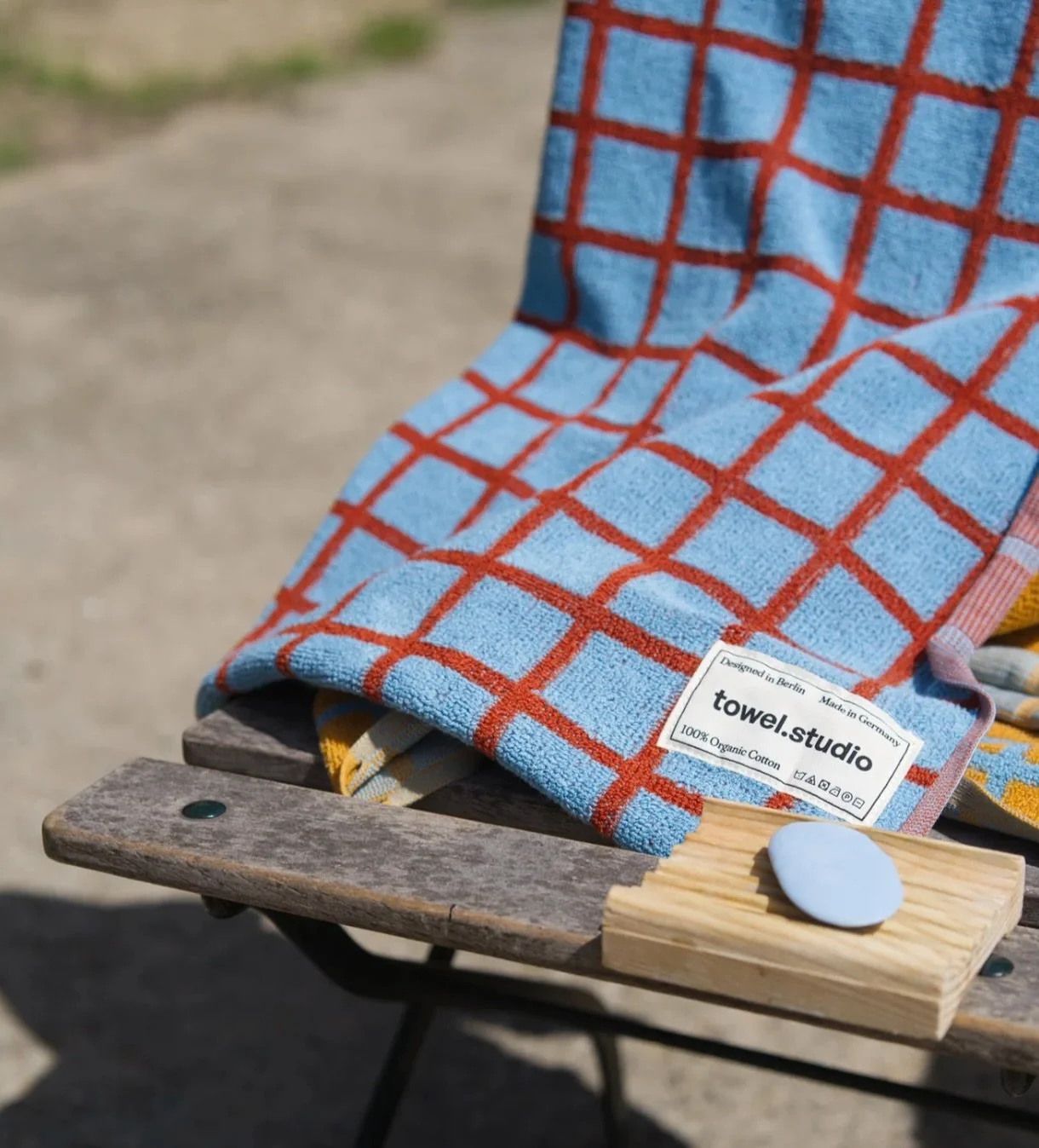 Le linge de bain @towel.studio 
Du linge doux, tiss&eacute; avec amour &agrave; Berlin et design&eacute; au Japon en collaboration avec Aova.
Un essentiel du quotidien, pens&eacute; avec soin et fabriqu&eacute; &agrave; partir de coton 100 % bio, iss