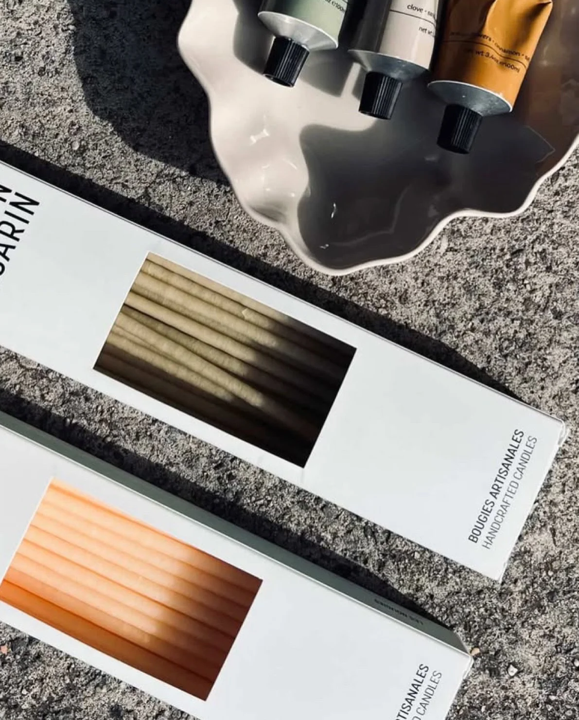 Les bougies @maisonmasarin sont en stock 🩵 Fabriqu&eacute;es &agrave; la plong&eacute;e dans la derni&egrave;re fabrique de bougies artisanales de Provence, elles se d&eacute;clin&eacute;s en plusieurs tailles et plein de jolies couleurs. 
-> &Ag