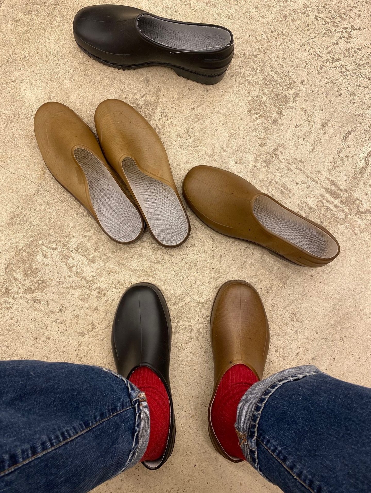 Il reste quelques tailles en sabot Plasticana Gardana chanvre, et en sabot ouvert Opana chanvre, et plein de tailles en Gardenia noir et en vert :) 
Jetez un oeil sur la boutique pour voir si votre taille est disponible. 

Still a few sizes available