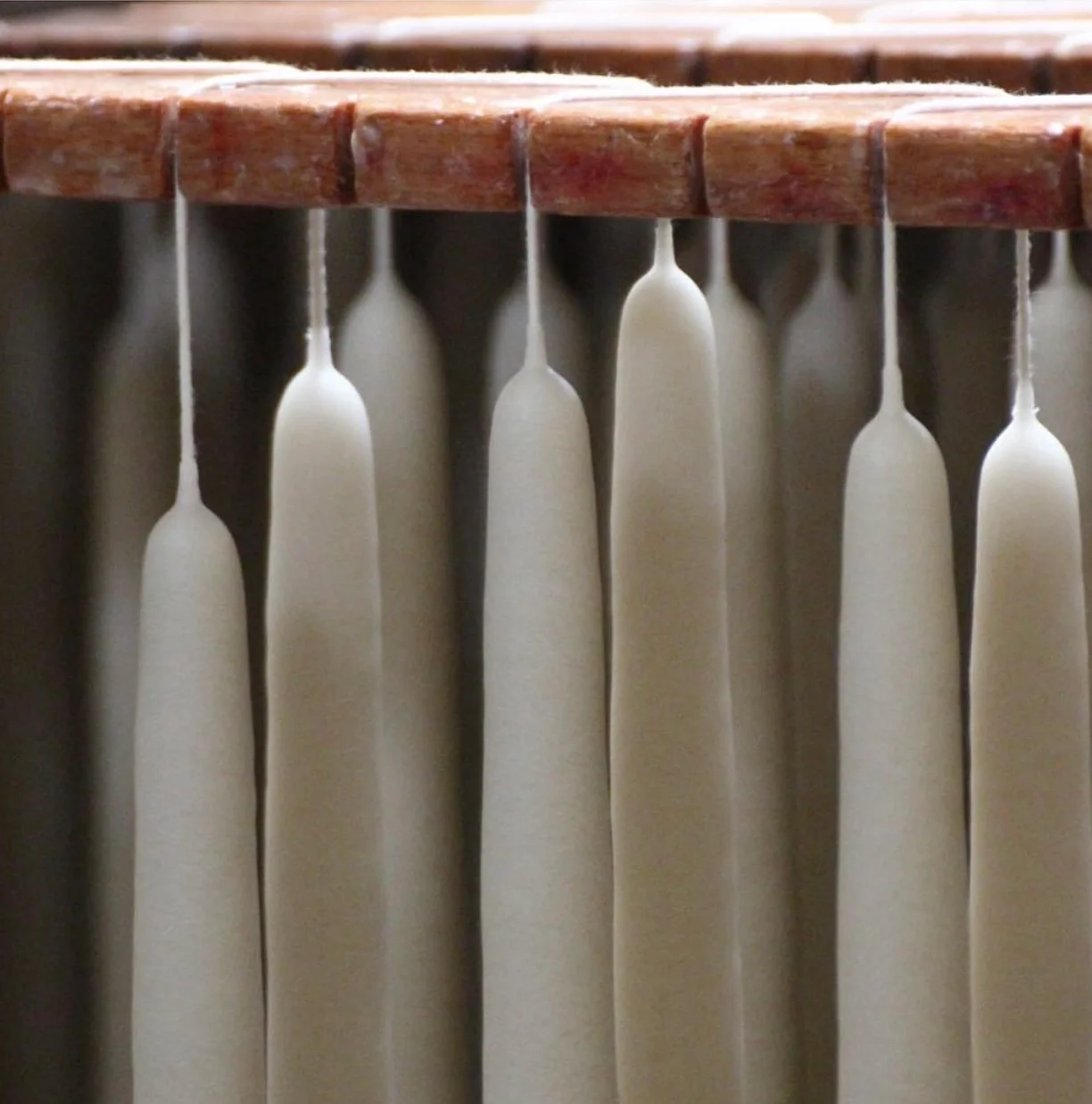 Bougies coniques artisanales françaises2.webp