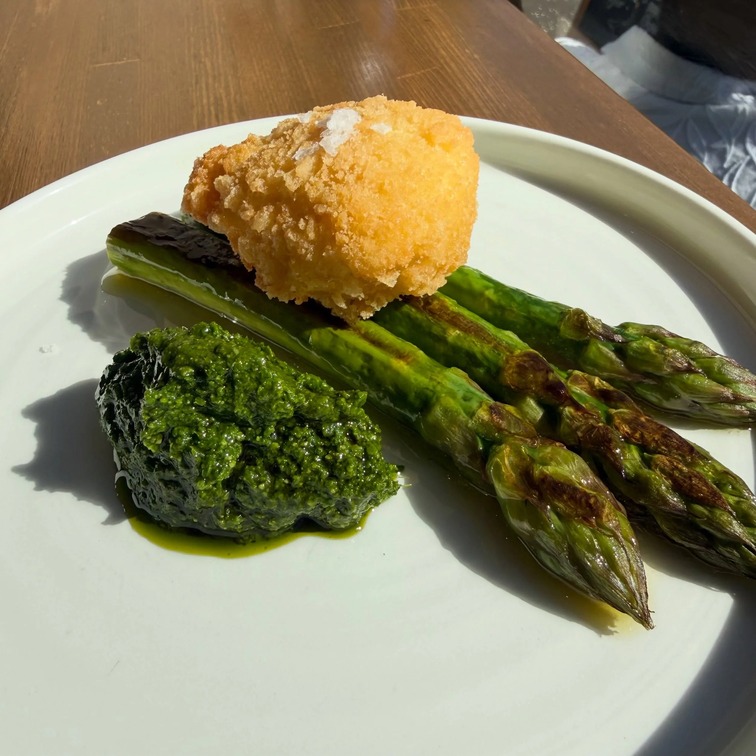 Not long left of the Scottish asparagus season!

Come try it when it&rsquo;s here. Asparagus cooked a&rsquo;La plancha and served with a crispy egg and wild garlic pesto 👌

Open from 4pm 🍷 ☀️