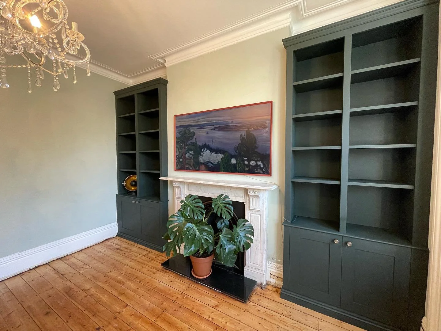 We love a tall ceiling, some recently completed alcove units with bookshelves for our lovely client in Hove, hand painted in Hague Blue by @farrowandball