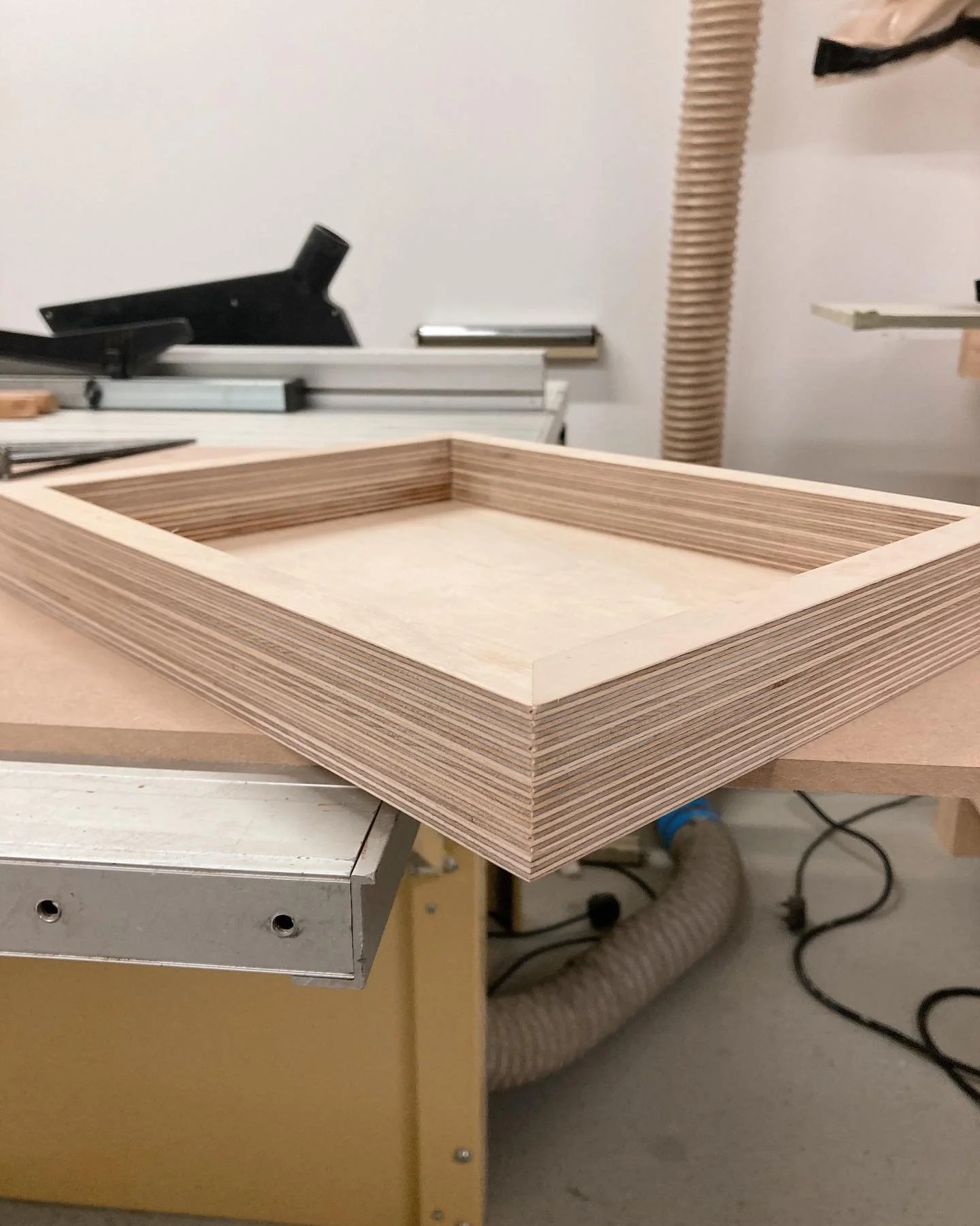 Putting together Scandi inspired trays in the workshop this weekend, for warm winter drinks, kanelbullar and anything else that fits.