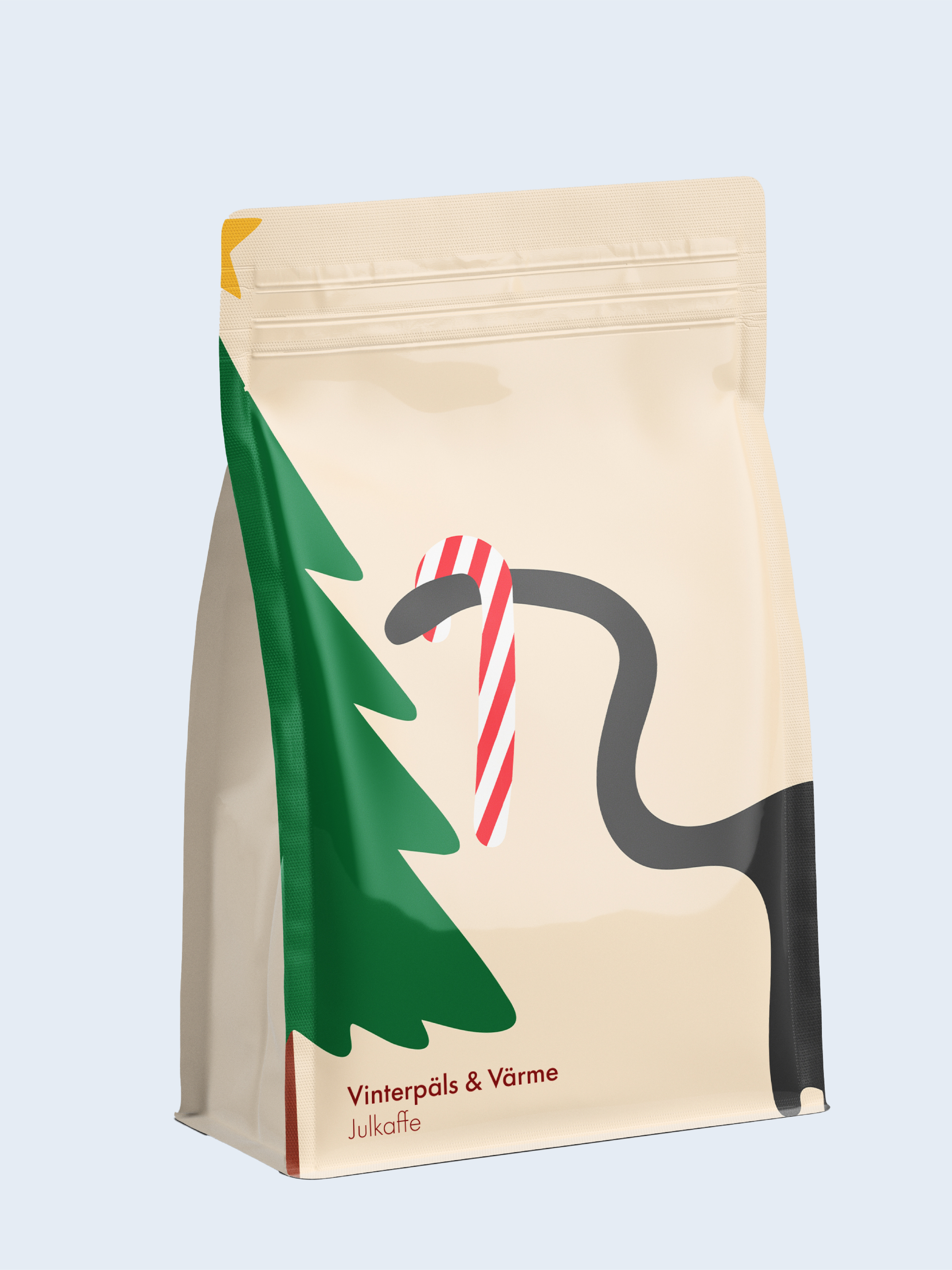 En påse julkaffe med en julgran, ett julstrumpa och en julstjärna på förpackningen.