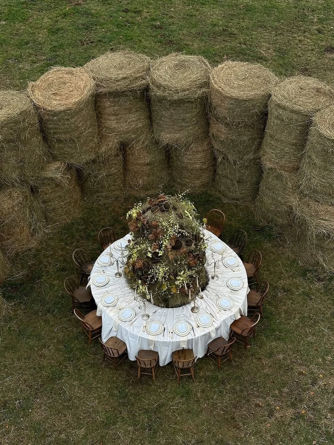Florists are some of our favorite people. Scenes from &lsquo;A Love Letter To The Farm&rsquo; by @jeffropratt / @farmandson

#farmdinner #tablescapestyling #dinnerparty