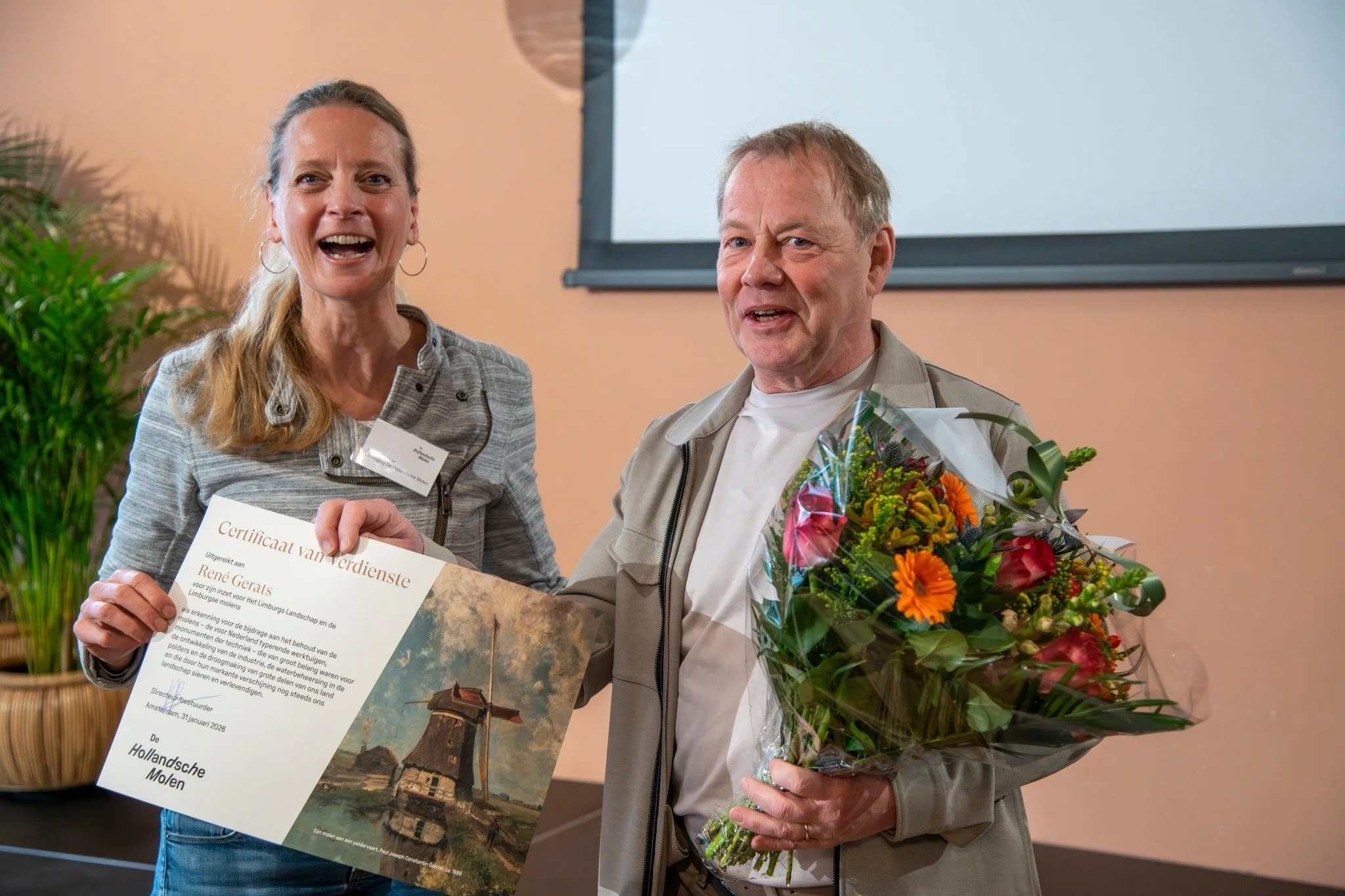 Rene Gerats en Hans Titulaer ontvangen certificaat / oorkonde van DHM