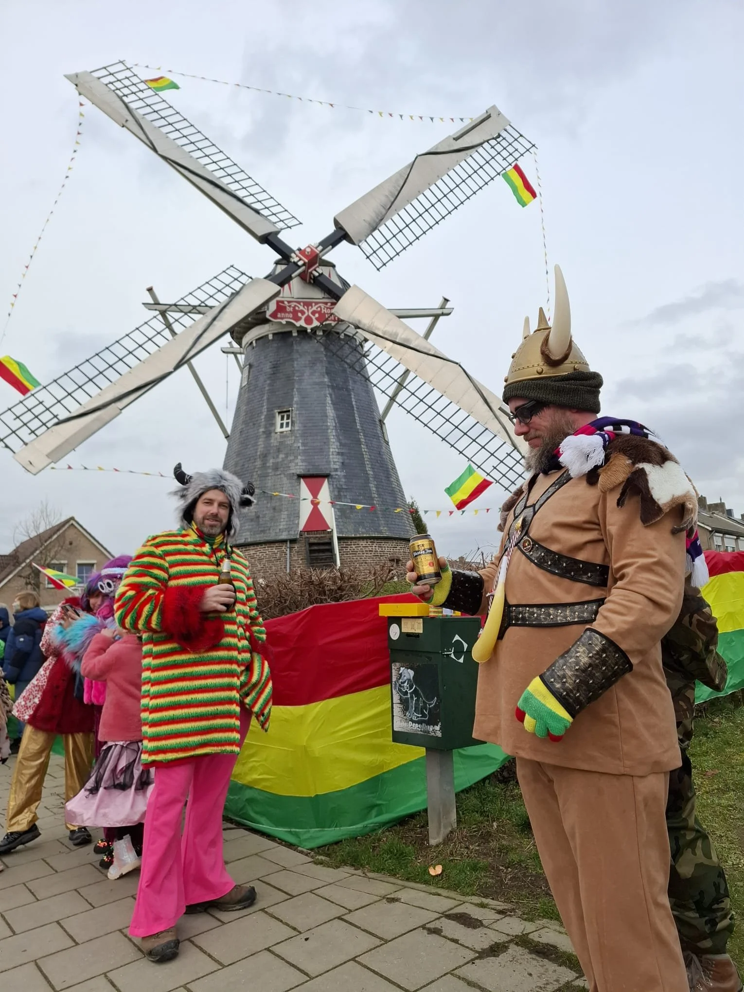 Molen De Hoop deelt mee in de feestvreugde tijdens de carnavalsoptocht in Horn