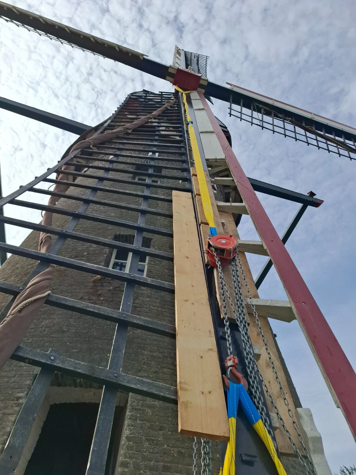 Leonardusmolen in Maasbracht haalt zijn roeden door