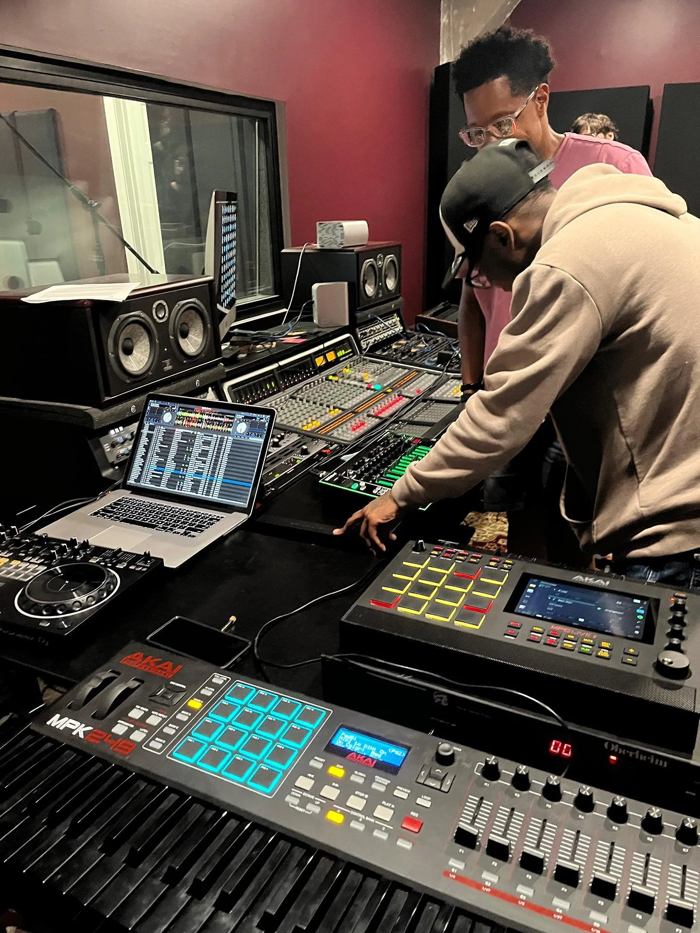 Our in-studio youth mentorship program (@makewaves_ct ) continues to provide real opportunities and connections for the next generation of Hartford creators.

Yesterday we ran a half-day production/beat workshop ft @patrickriversnh. They were locked 