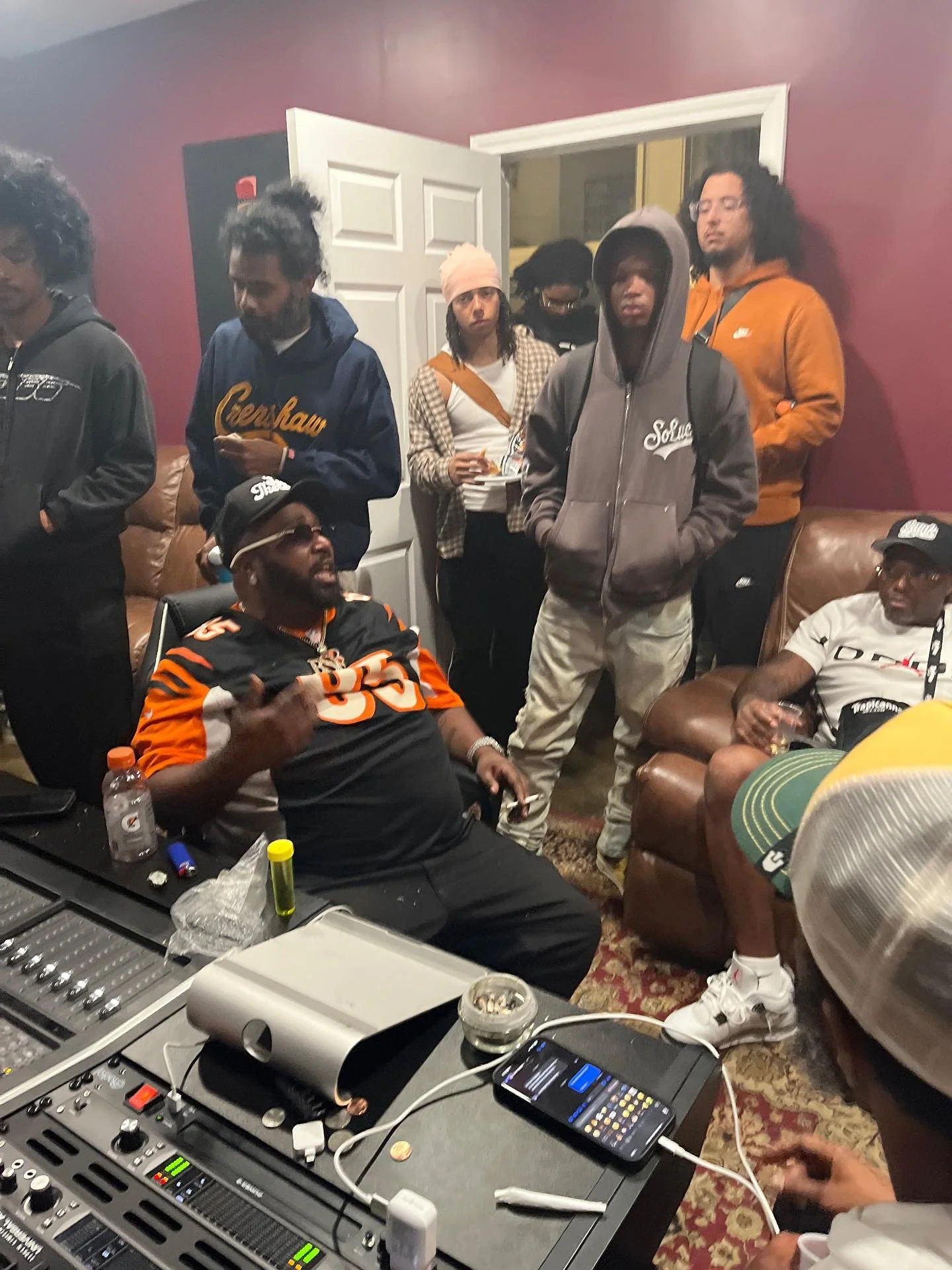 The Blueprint 🔥

@fuegobase, 12 Producers, 5 studios represented. Philly, NYC, Mass and of course CT was in the building. Hartford Heavy.

@ashdaadon 💪💪💪
Happy Birthday @bobbyblack1216 💯💯