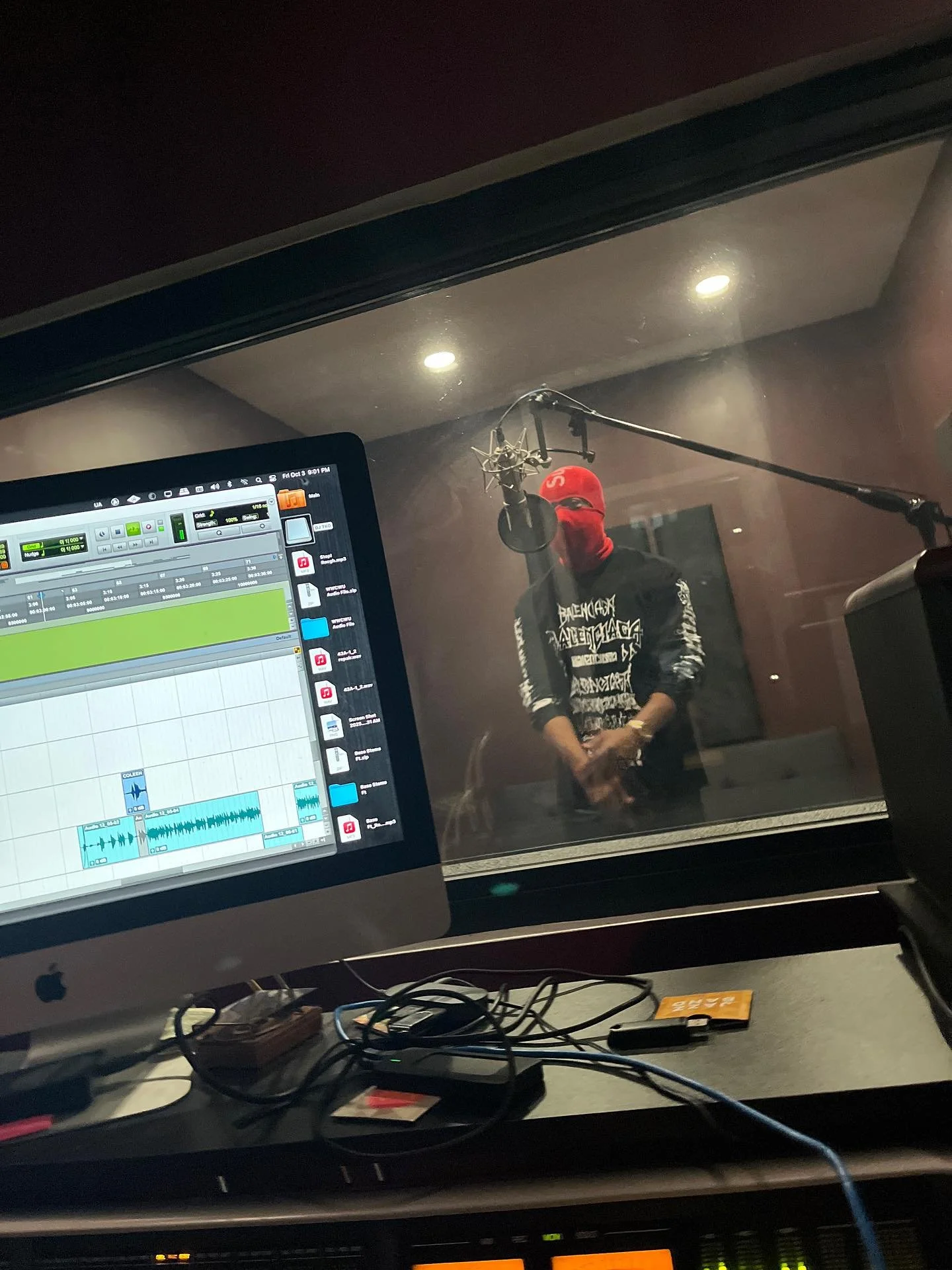 📝🎤🔥The pen is mightier. @grea8gawd melting 87&rsquo;s on spot.

 NY x PHILLY x HARTFORD
@grea8gawd x @likmoss_obhgg x @mr_hold_water_ 

@soulcubestudios
