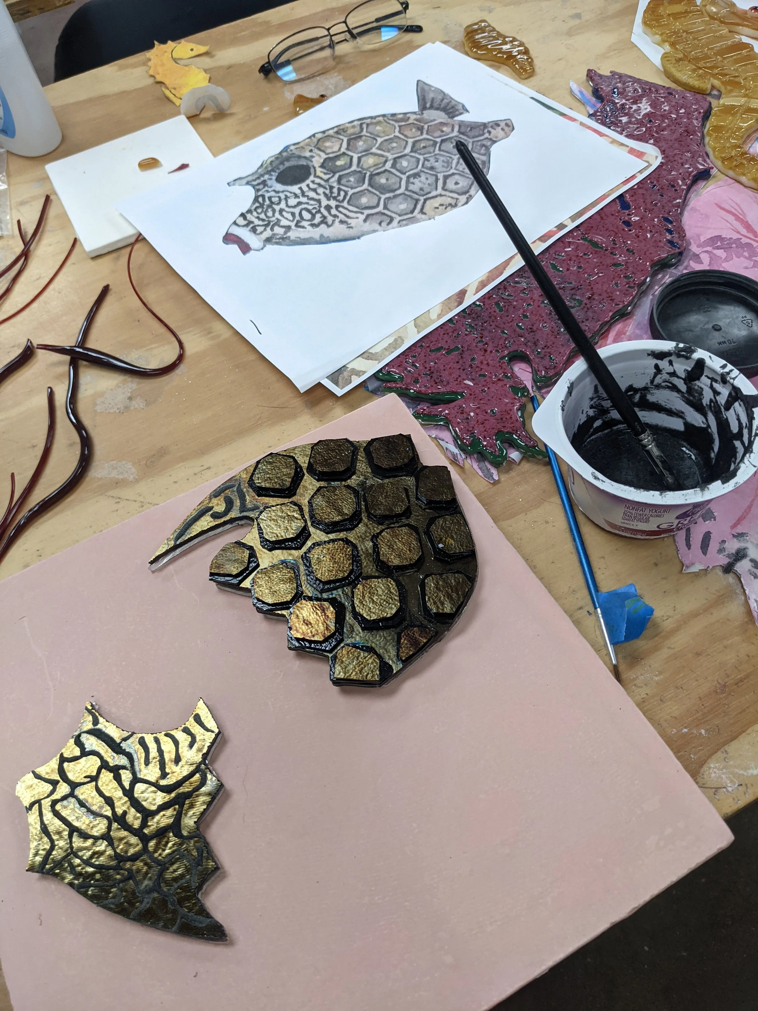 Laurie utilized stacking irid glass and applying an opaque powder slurry for the details on her honeycomb fish.