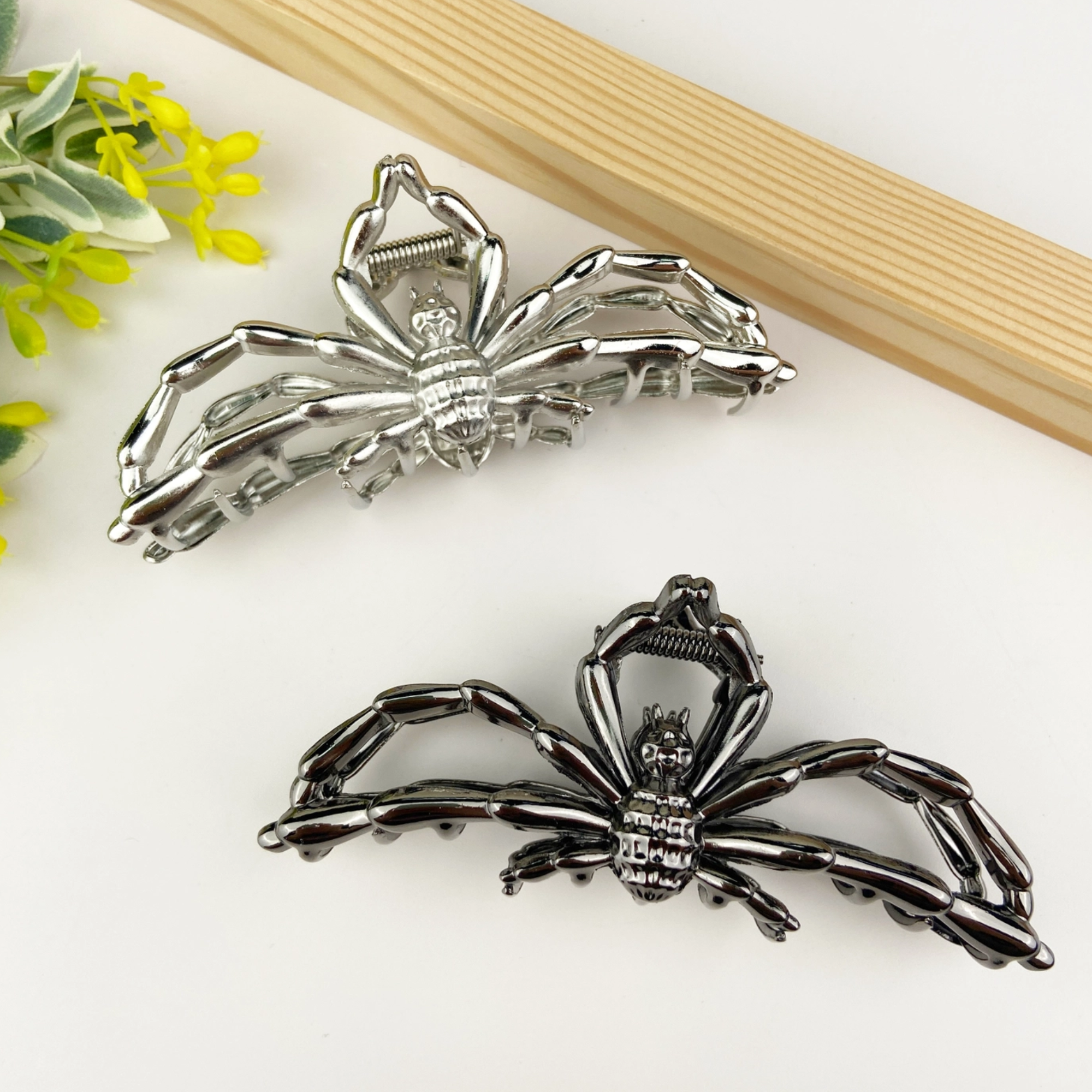 Wolf Spider Claw Clip