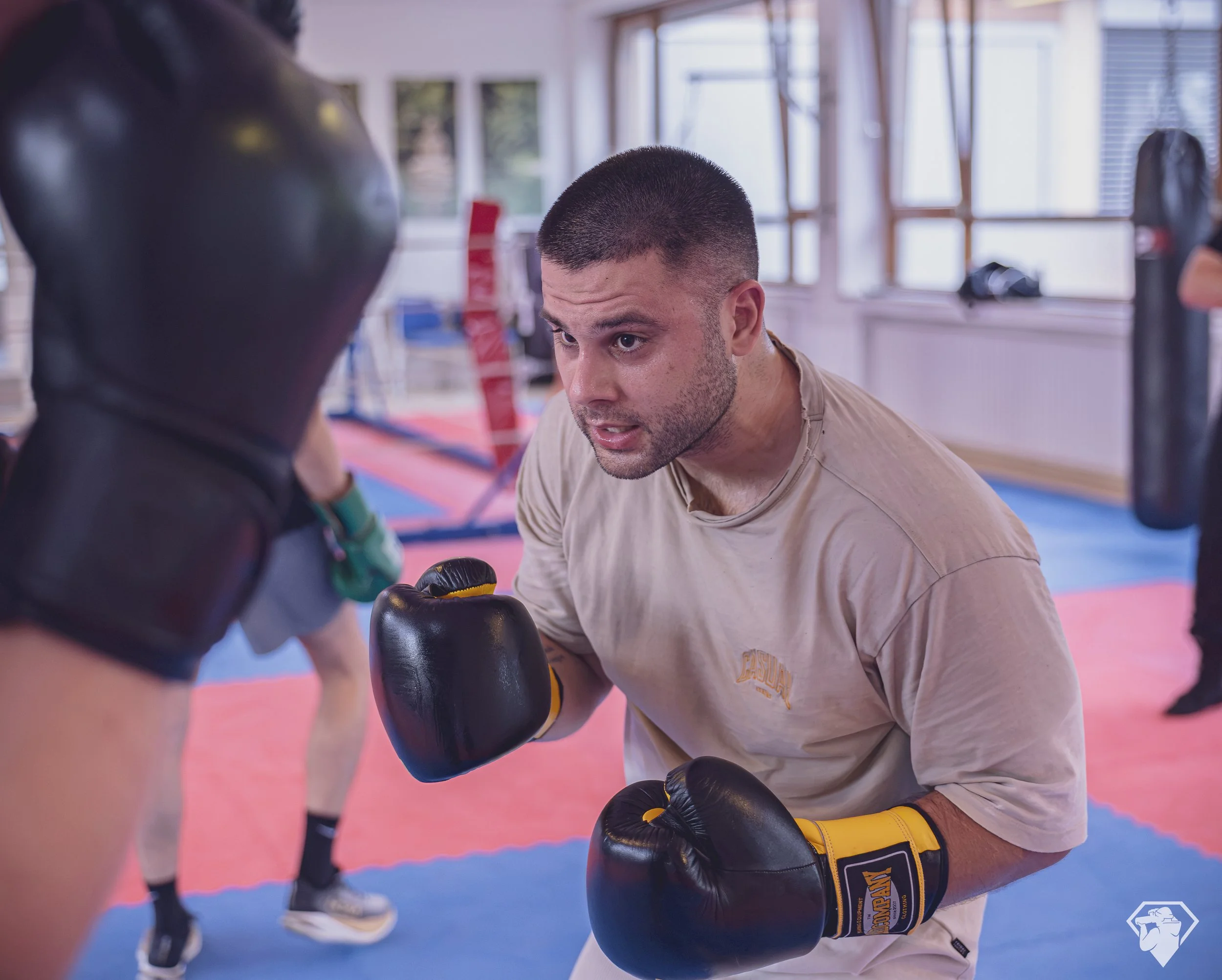 Boxen & Selbstverteidigung im KCGT Gütersloh: Vielseitiges MMA- und Kickboxtraining mit Fitnesskomponente für Kids und Erwachsene.