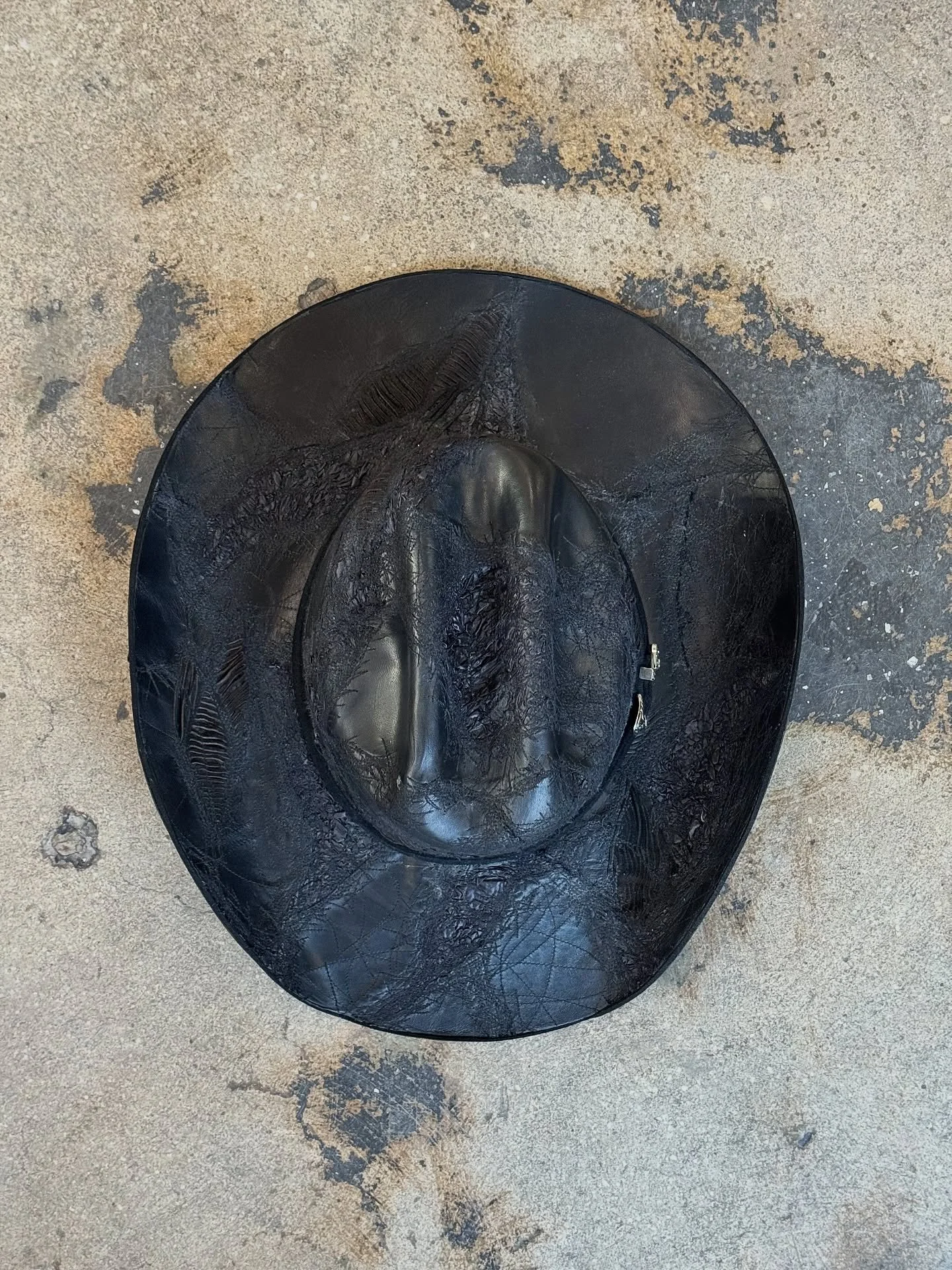 AZUL x Sandrine Philippe

&ldquo;The Cattleman Hat&rdquo;

A few of these artisanal, treated hats are available, with custom sizing made on request. Here we show off a few versions of the traditional cattleman crown felt cowboy hats.

1/ Sandrine&rsq