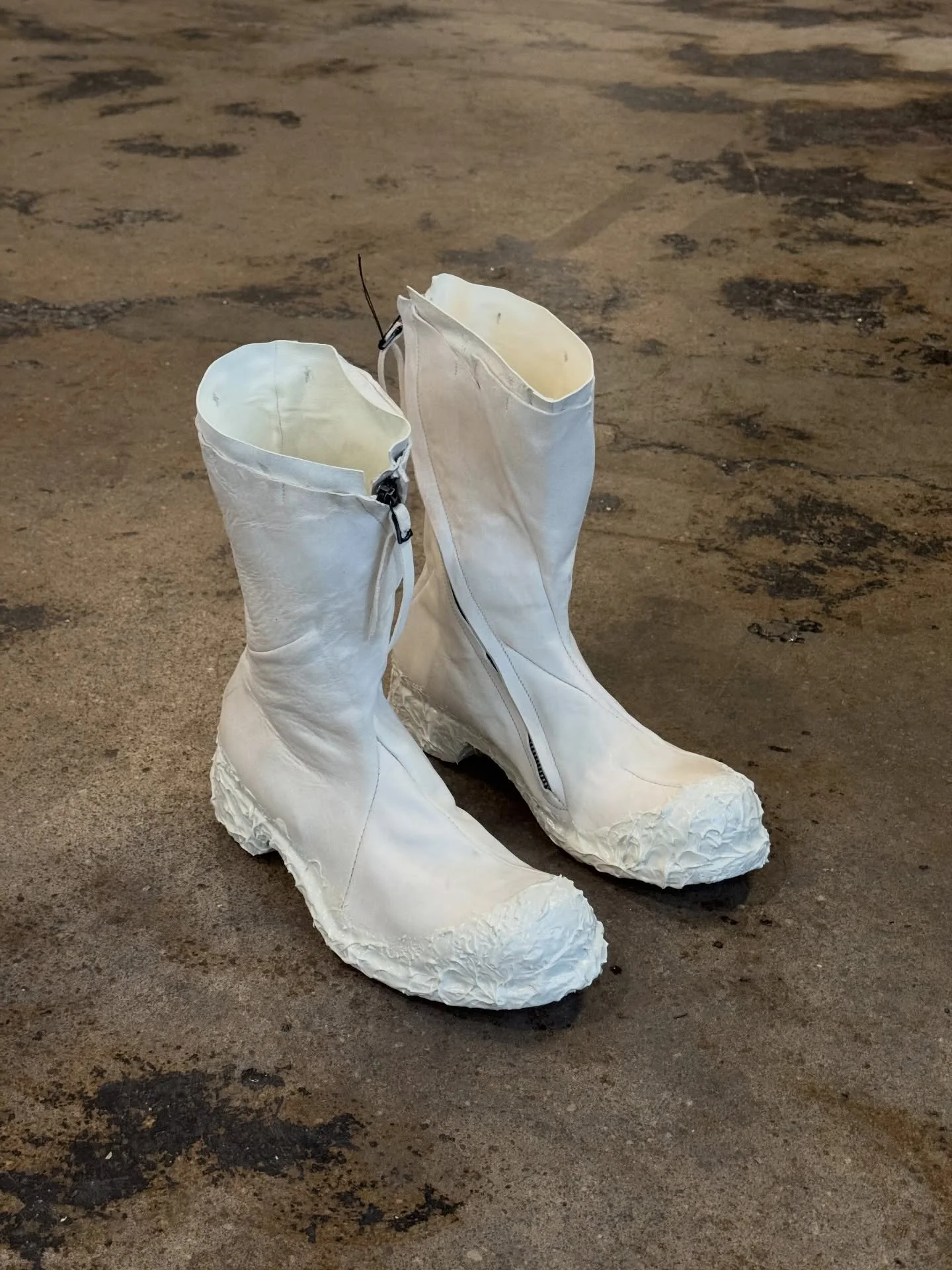 LEON EMANUEL BLANCK / Client Custom

/ DIS-M/W-TB/01

1/1 Custom &ldquo;Distortion Tall Boot&rdquo; in off-white horse leather with &ldquo;SYMBIOSIS&rdquo; resin sole.

At AZUL we love catering to clients unique needs to develop special pieces for th