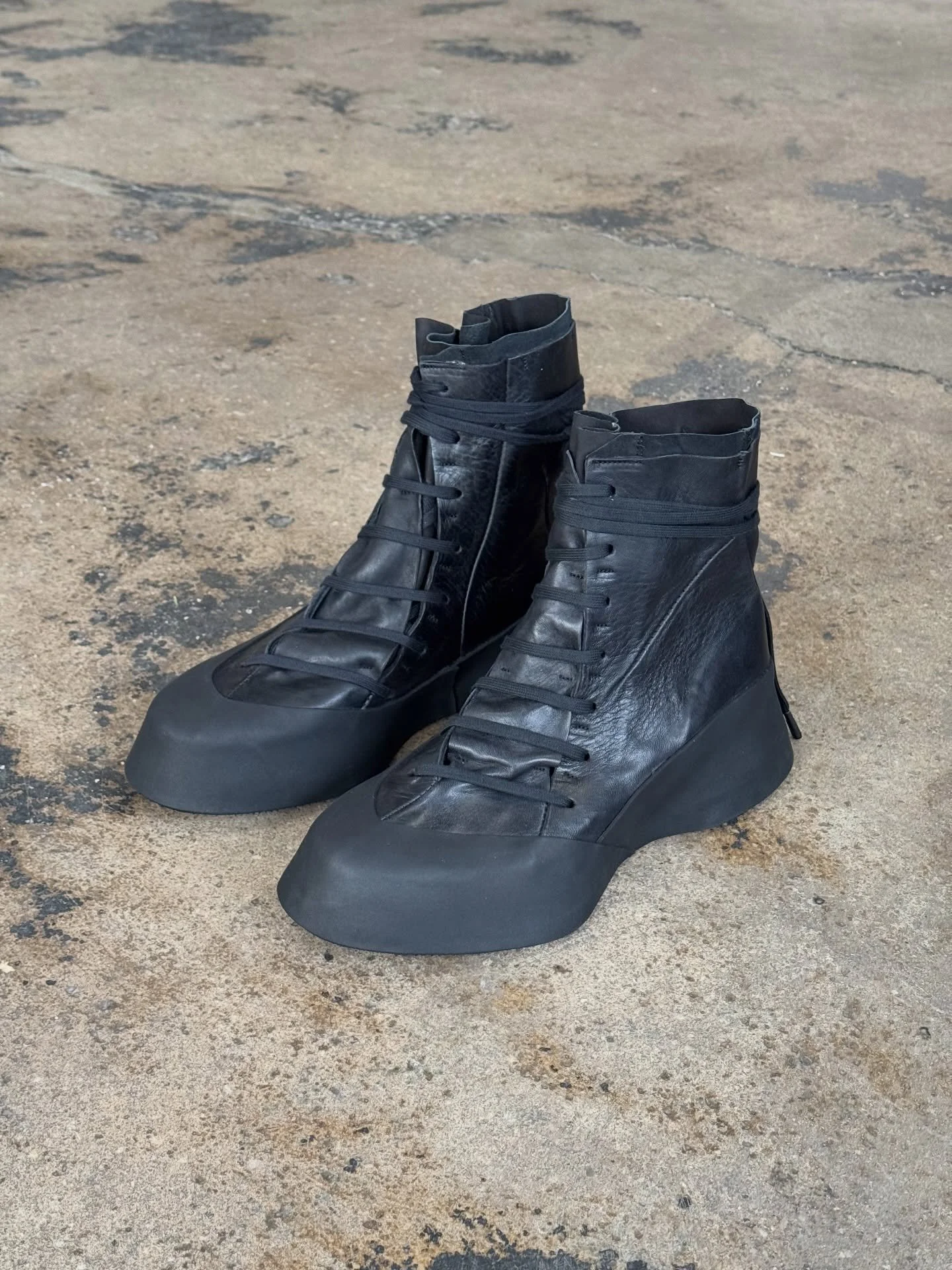 Leon Emanuel Blanck

/ DIS-M/W-FWHTS/01 

&ldquo;Distortion Featherweight High-Top Sneaker&rdquo; in triple black.
These incredibly lightweight sneakers are made from horse leather, with a hand molded foam sole &amp; Vibram grip. Each shoes pattern i
