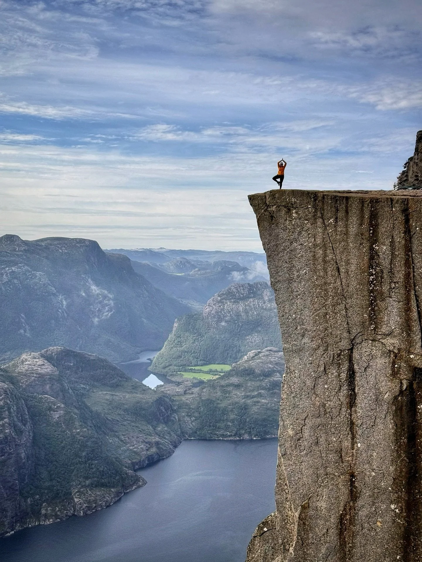🇳🇴 Norwegen 🥰 
So atemberaubende Landschaften, die sicherlich auch in meinen Texten Einzug erhalten werden. 🤍
Hier ein paar Impressionen von unseren Ferien, da waren wir gerade beim Preikestolen am Wandern, viele Touristen, jedoch unglaublich sch