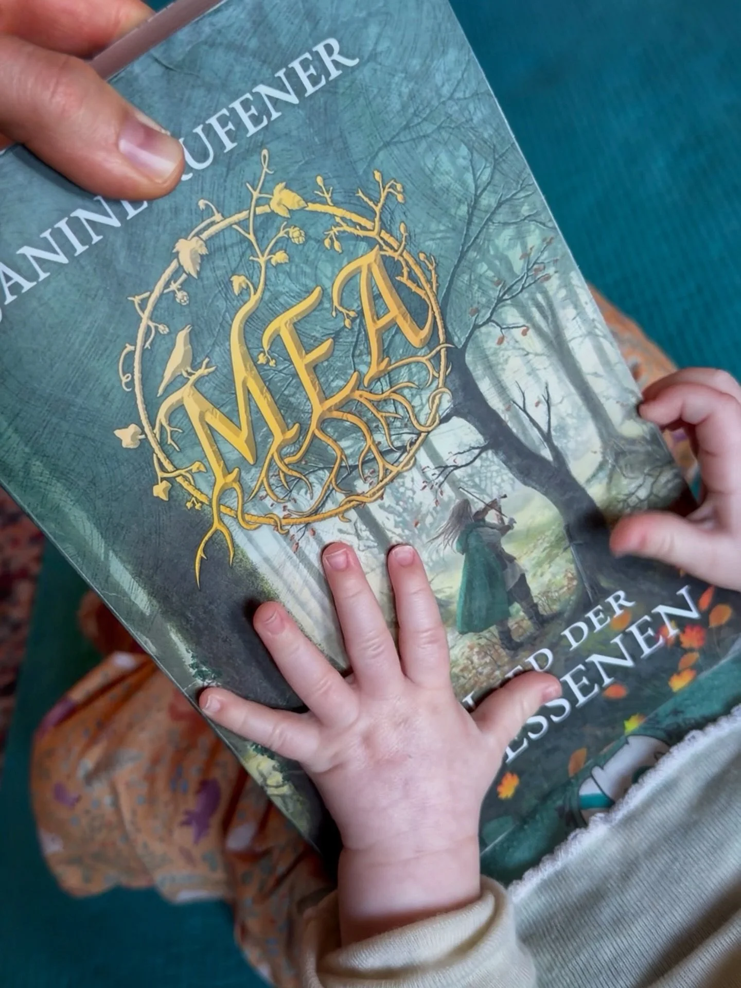 Zu fr&uuml;h? 🤭 

Heute ist Ferdi ganze vier Monate alt und wohl gerade noch etwas zu jung f&uuml;r High Fantasy. 😇😅 Fantasy werde ich ihm wohl als erstes &bdquo;Der kleine Hobbit&ldquo; vorlesen&hellip; 

Jedoch bin ich dankbar f&uuml;r alle Tipp