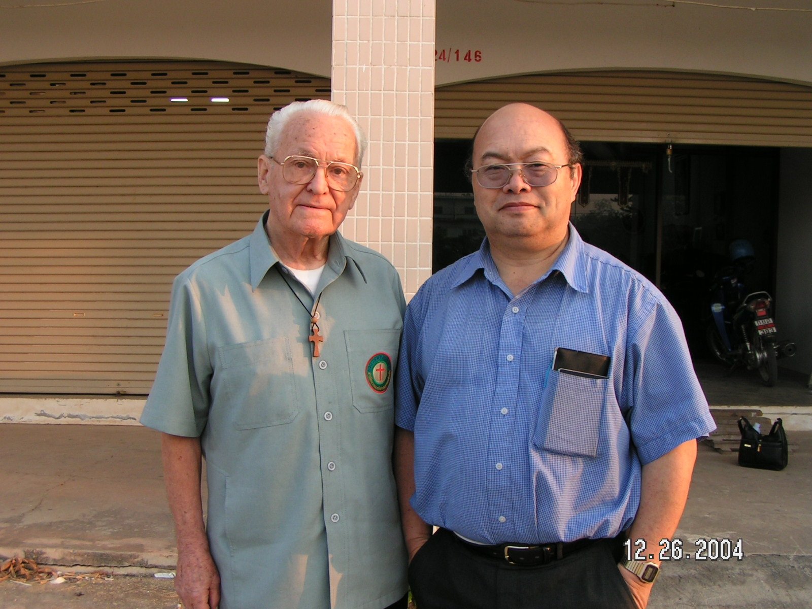 nyiaj pov-txhiaj vwj-12-26-2004.JPG