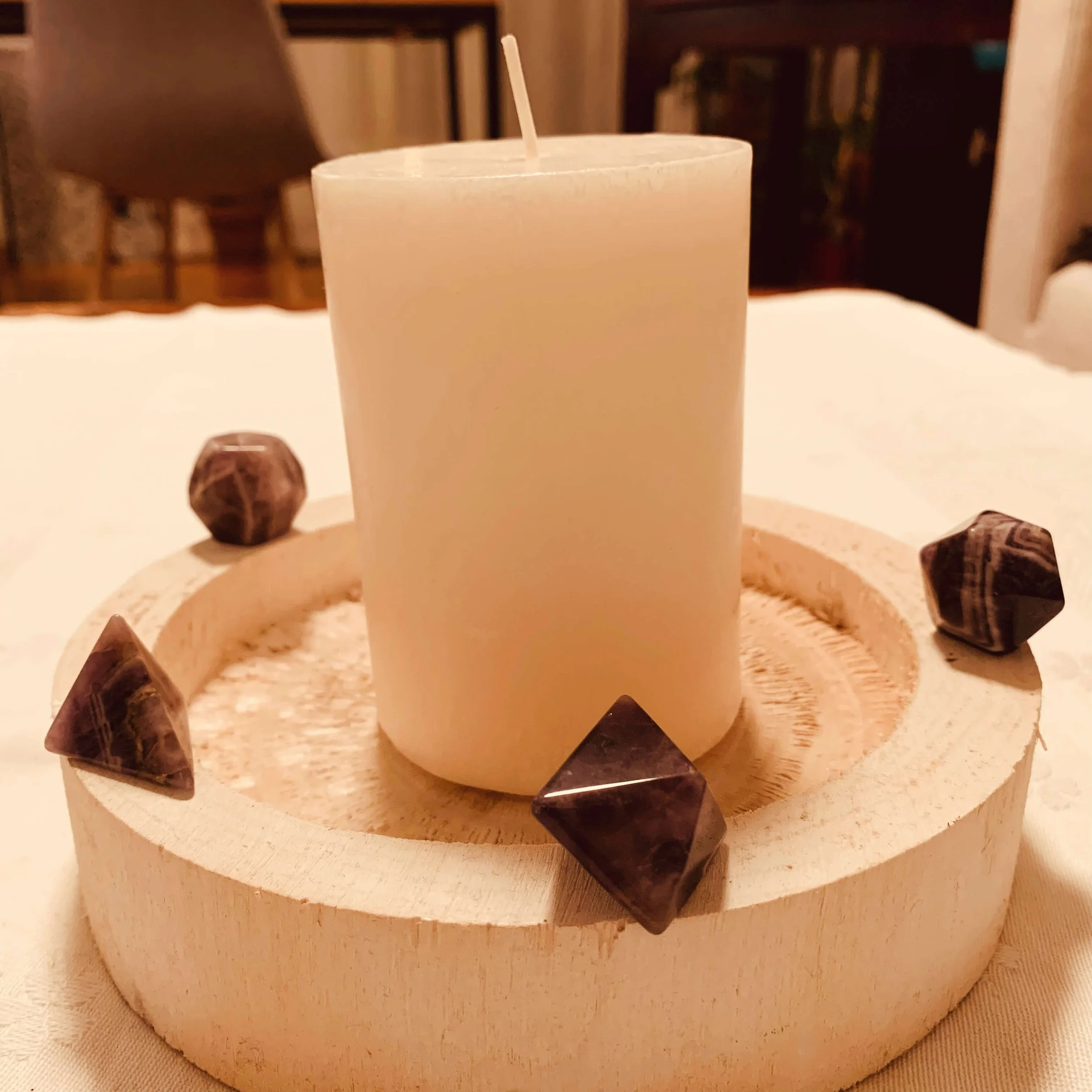 Bougie et cristaux pour rituels de lune