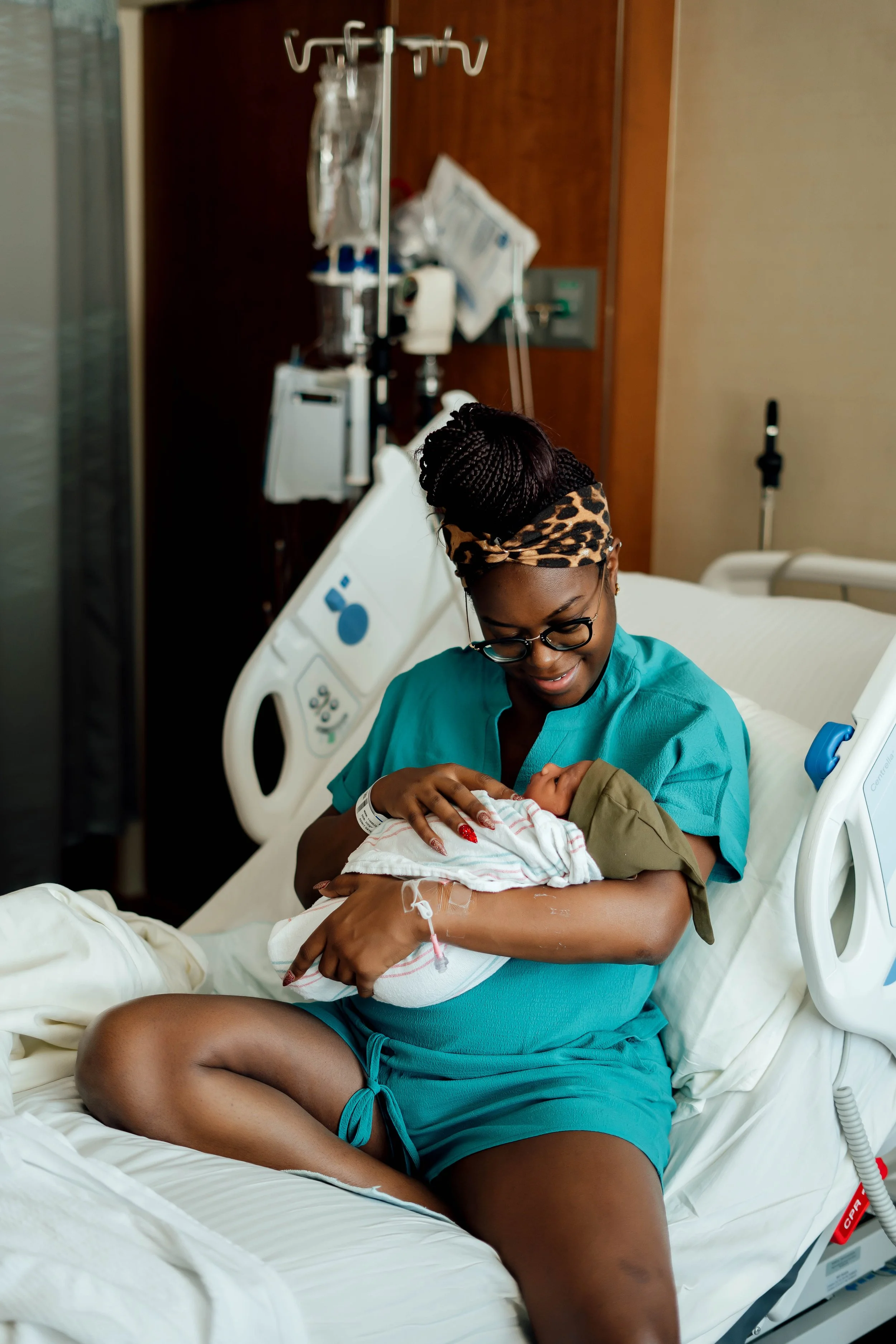 Bilingual birth doula supporting a mother and newborn during the early hours after birth in The Woodlands, TX