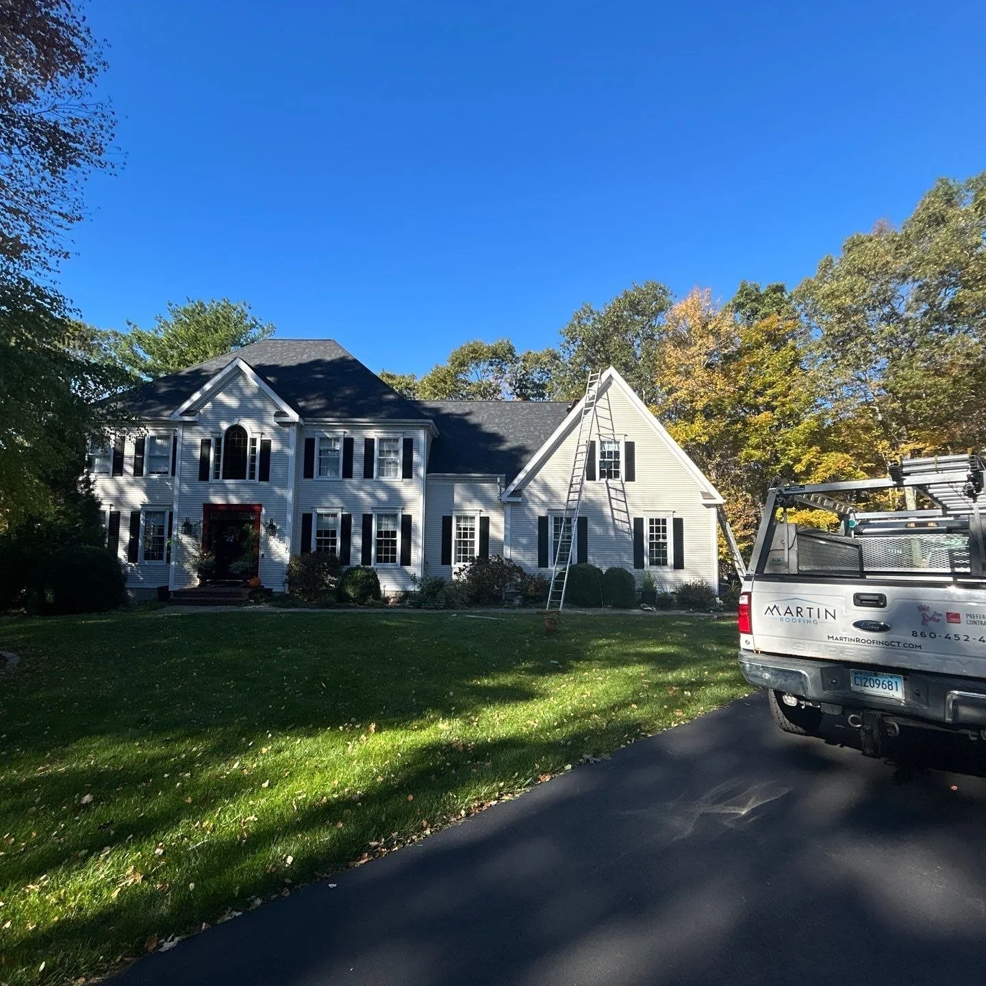 New roof in a very popular shingle color. Owens Corning Duration Onyx Black.
#martinroofing
#roof #roofer #roofing #roofrepair #roofrepairs #roofreplacement #roofreplacements #owenscorning #ocduration #ocdurationshingles #owenscorningduration