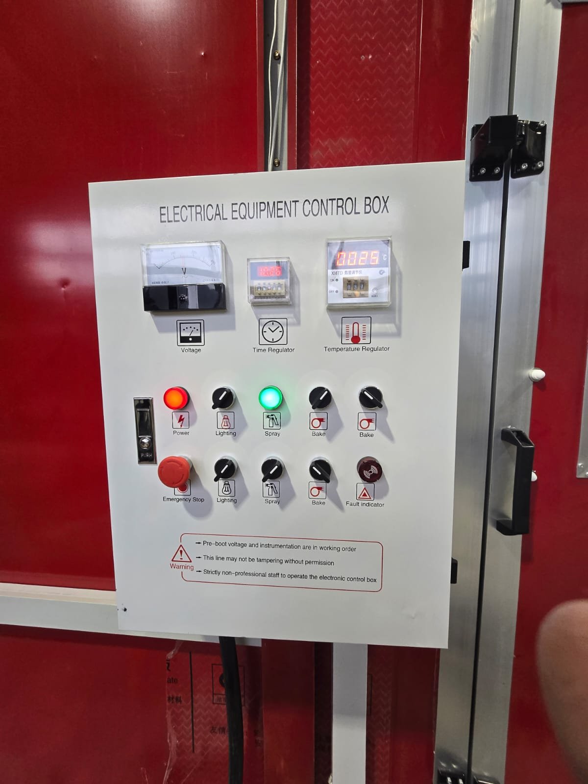 Steuerkasten für elektrische Anlagen mit Anzeigen, Schaltern und Knöpfen, beschriftet mit 'Electrical Equipment Control Box' in Englisch.