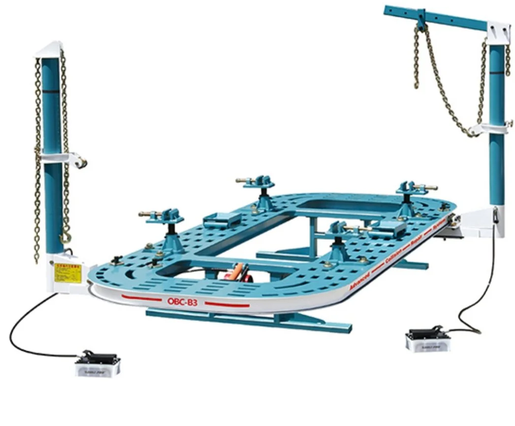 Ein mechanisches Modell eines automatisierten Shuttlesystems, bestehend aus einer blauen Plattform mit Rädern und mehreren Armen sowie zwei vertikalen Rahmen mit Schlingen, verbunden mit Kabeln.