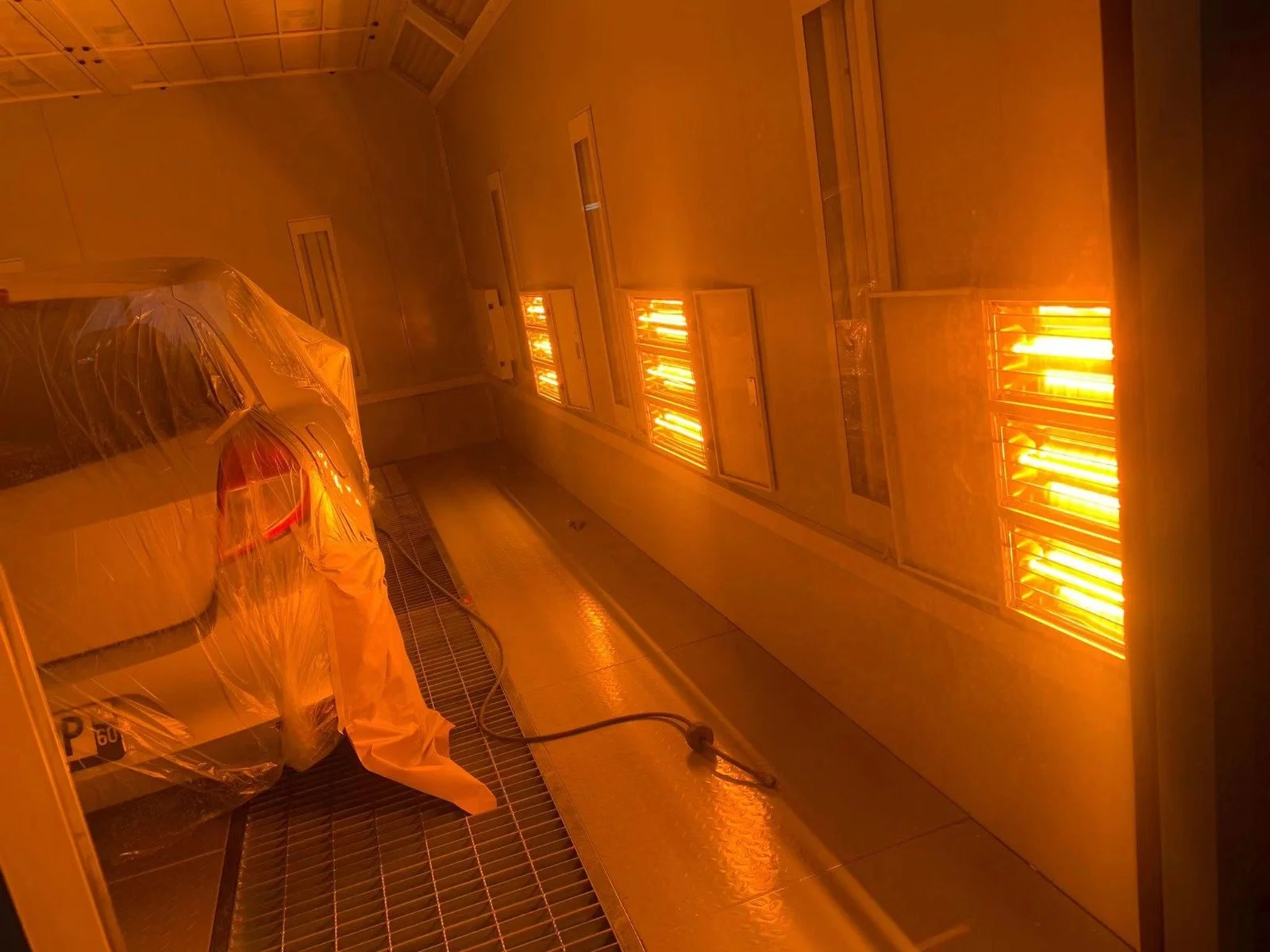 Innenraum eines Trockenkabinetts mit heiße Quarzsandstrahlern an der Wand.