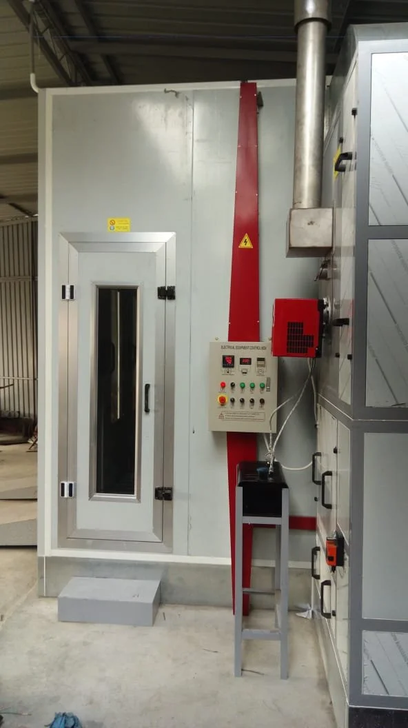 Industrielle Klimakammer mit Steuerpult und Tür.