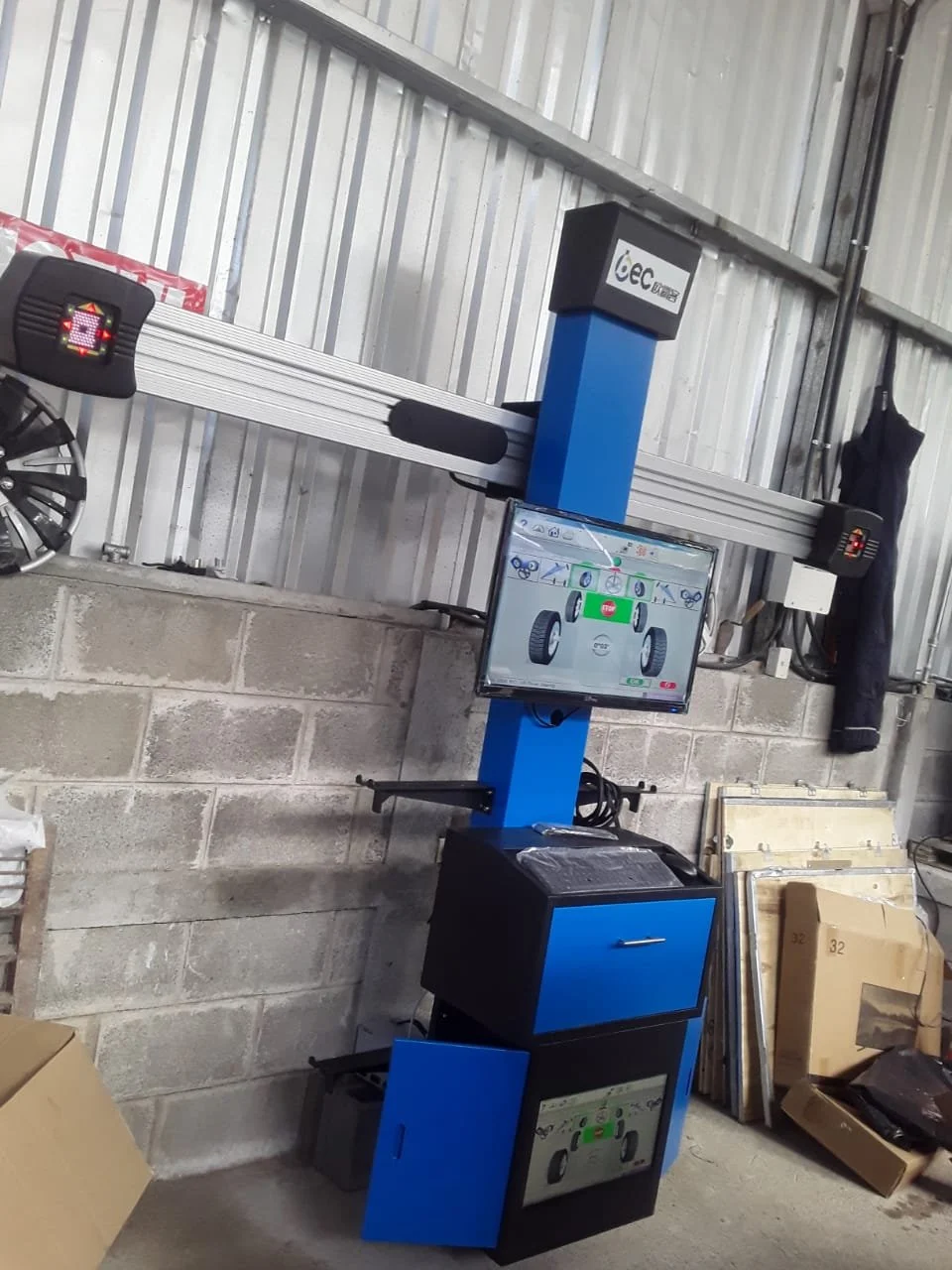 Klimakammer-Prüfstand mit Computerdisplay und Steuerung in einer Werkstatt