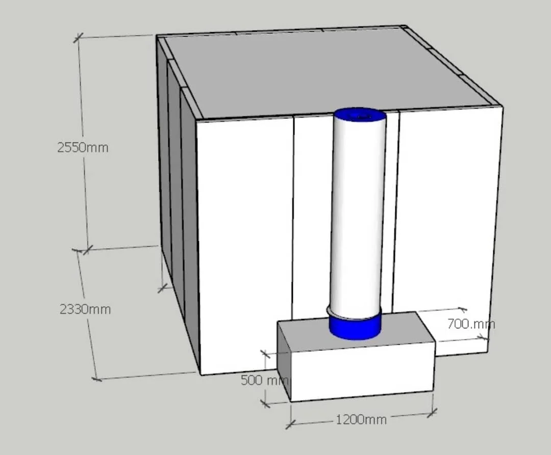 Technische Skizze eines Gebäudes mit Abmessungen und einem vertikalen Rohr.