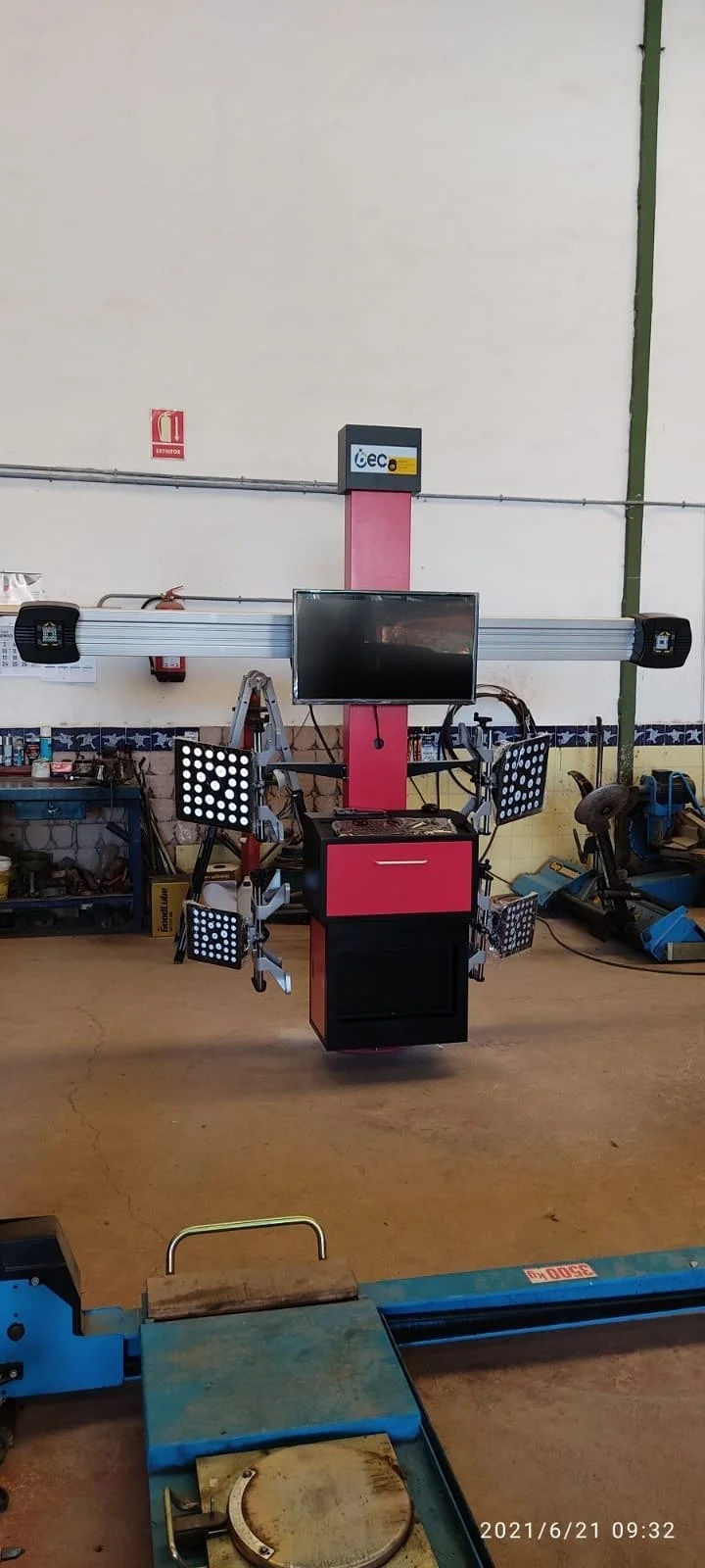 Werkstatt mit rot-schwarzem Ausbildungsständer, Bildschirm und Werkzeugen.