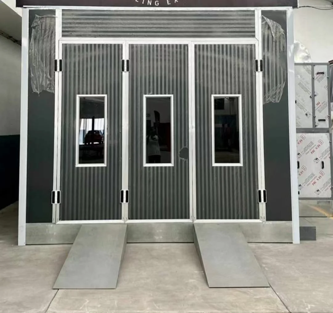 Metallriegel mit drei vertikalen Fenstern, zwei abschüssige Rampen davor, Teil einer Münzwaschanlage.