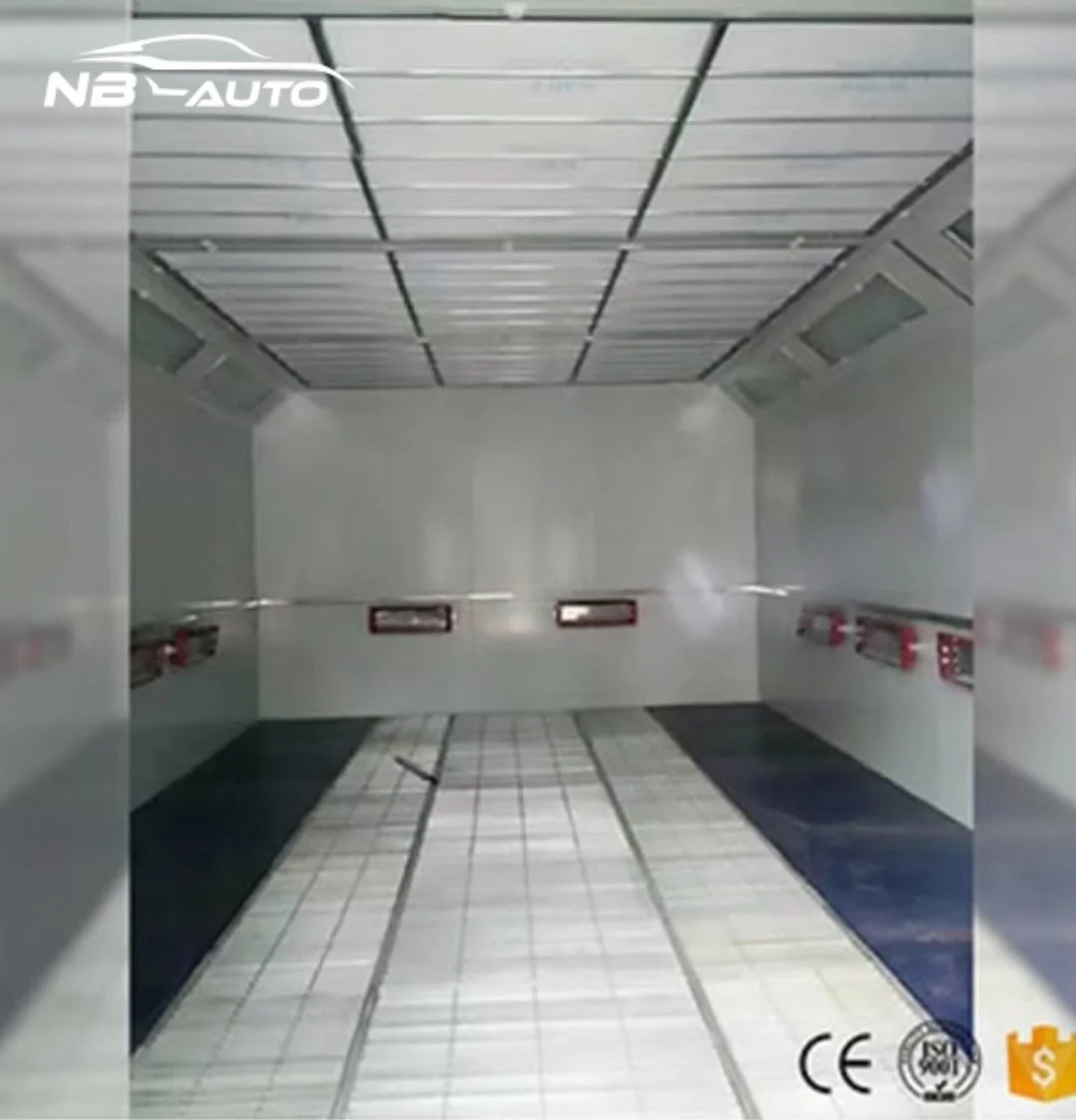 Leeres, weißes Innenraum eines Fahrzeugs, vermutlich eines Lkw- oder Autotransporters, mit Gepäckschienen an den Seiten und Lüftungsschlitzen an der Decke