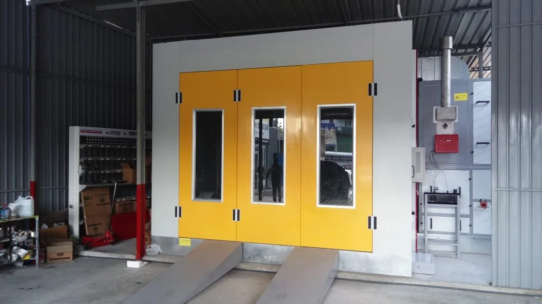 Ein industrieller Gummiraum mit gelben Türen und Rampe im Inneren eines Lagerhauses.