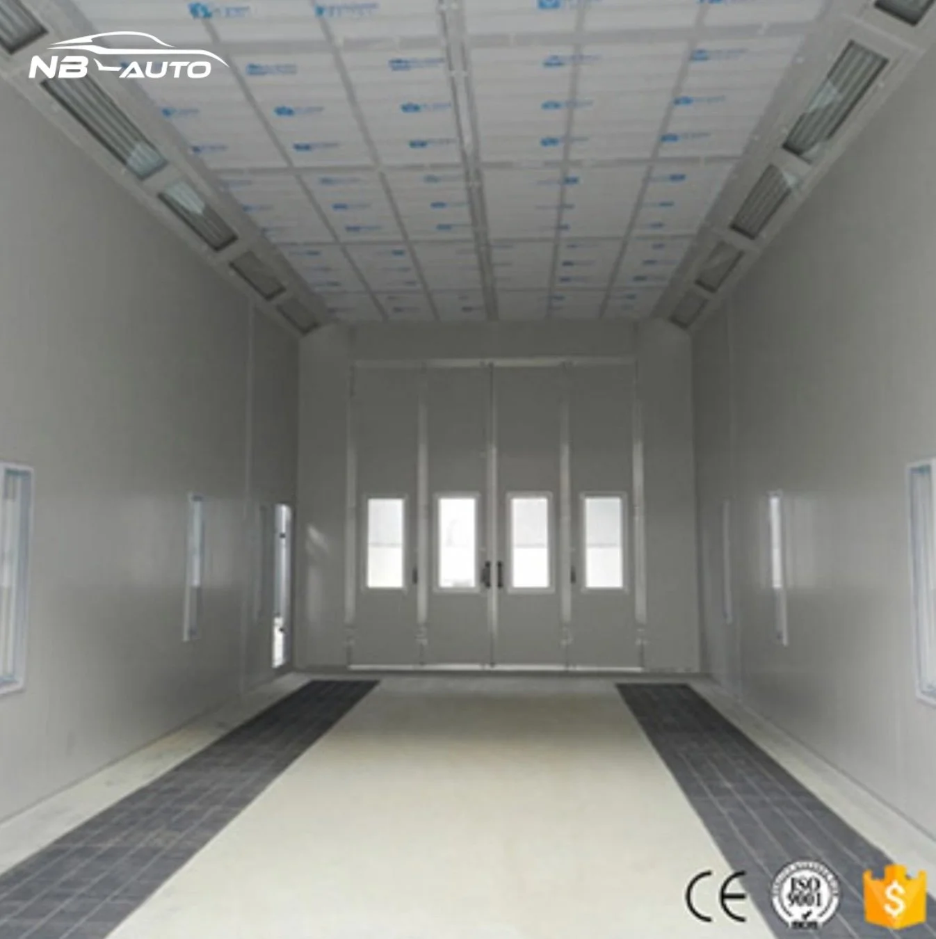 Ein leeres, weiß gestrichenes Raum mit vier Fenster, einer Eingangstür und grauen Bodenmatten, die an den Wänden entlang verlaufen.