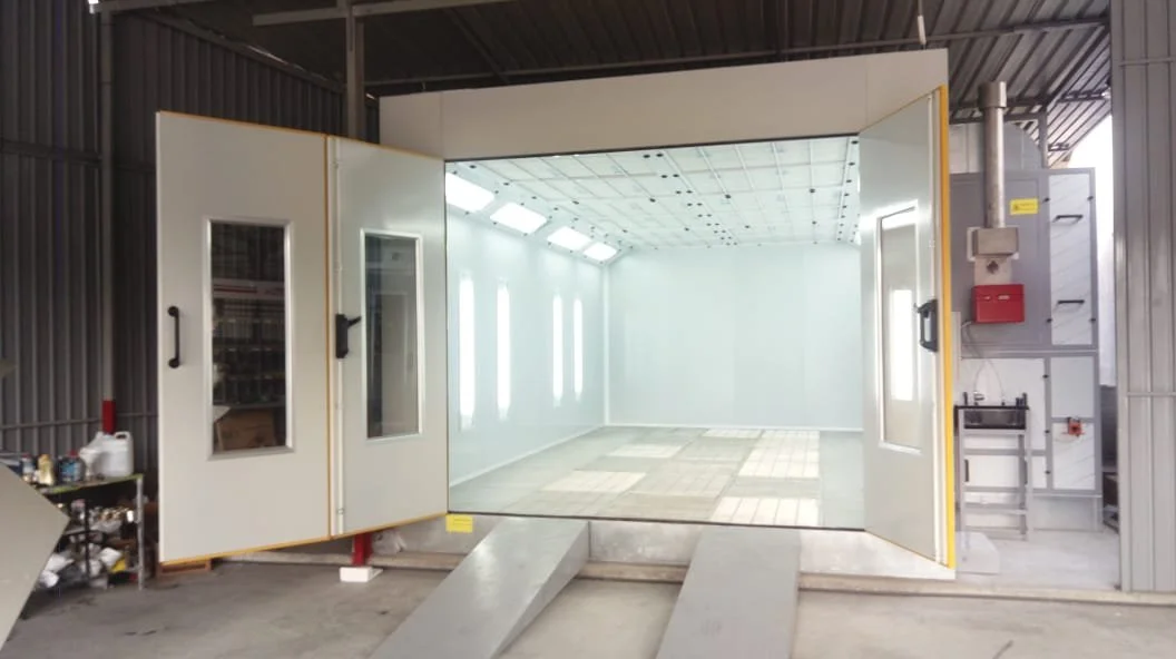 Leere, isolierte Kunstcontainertür mit Rampe und Innenansicht im Hintergrund. Man sieht eine weiße, beleuchtete Innenfläche mit Fenstern an den Wänden, das Gebäude befindet sich in einer Hallenumgebung.