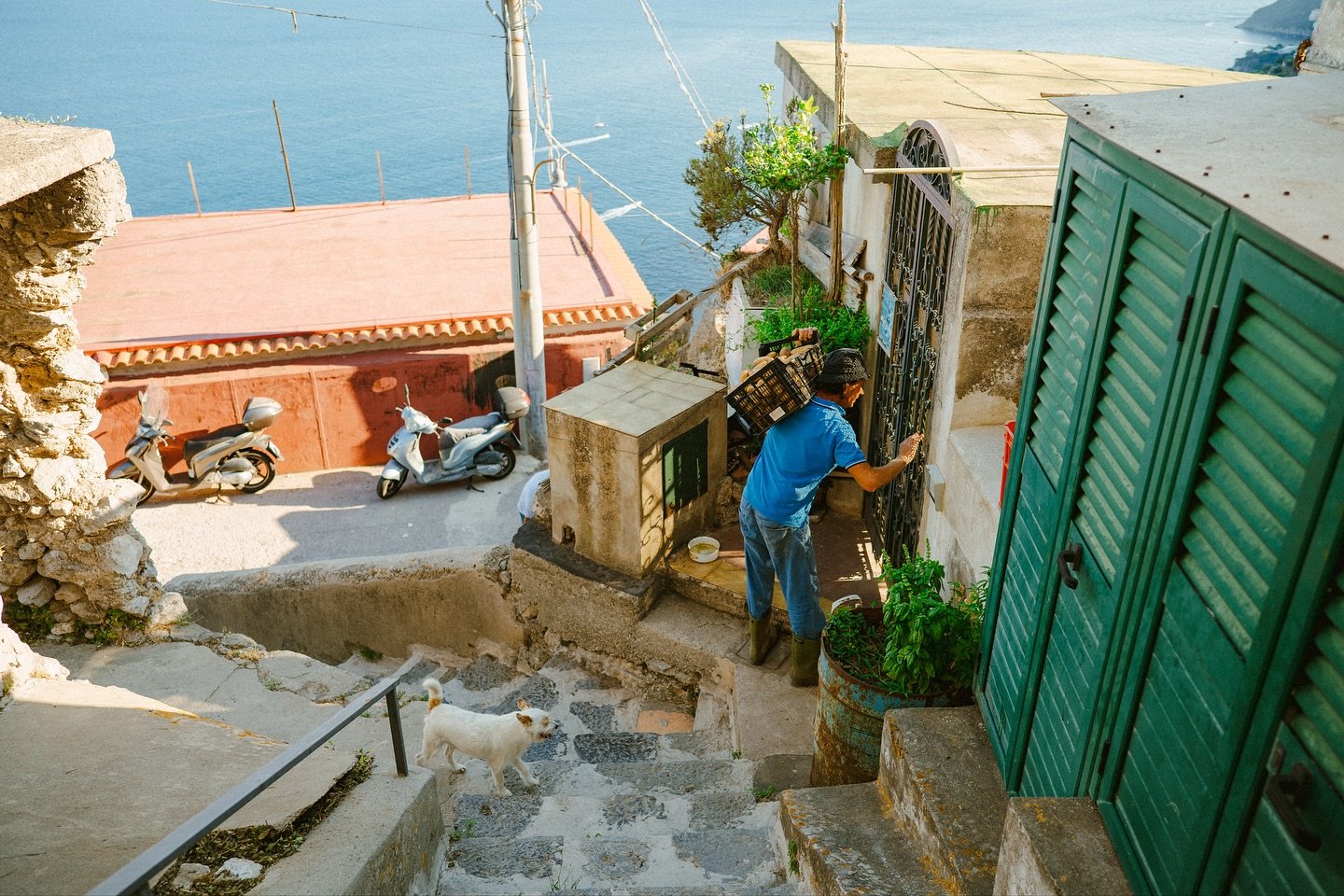 The Amalfi coast has to be one of the most breathtakingly beautiful yet calm and peaceful regions I&rsquo;ve ever visited! It is a must visit when going to Europe! 
&bull;
&bull;
&bull;
If you&rsquo;re in Houston, contact me for rates for social medi