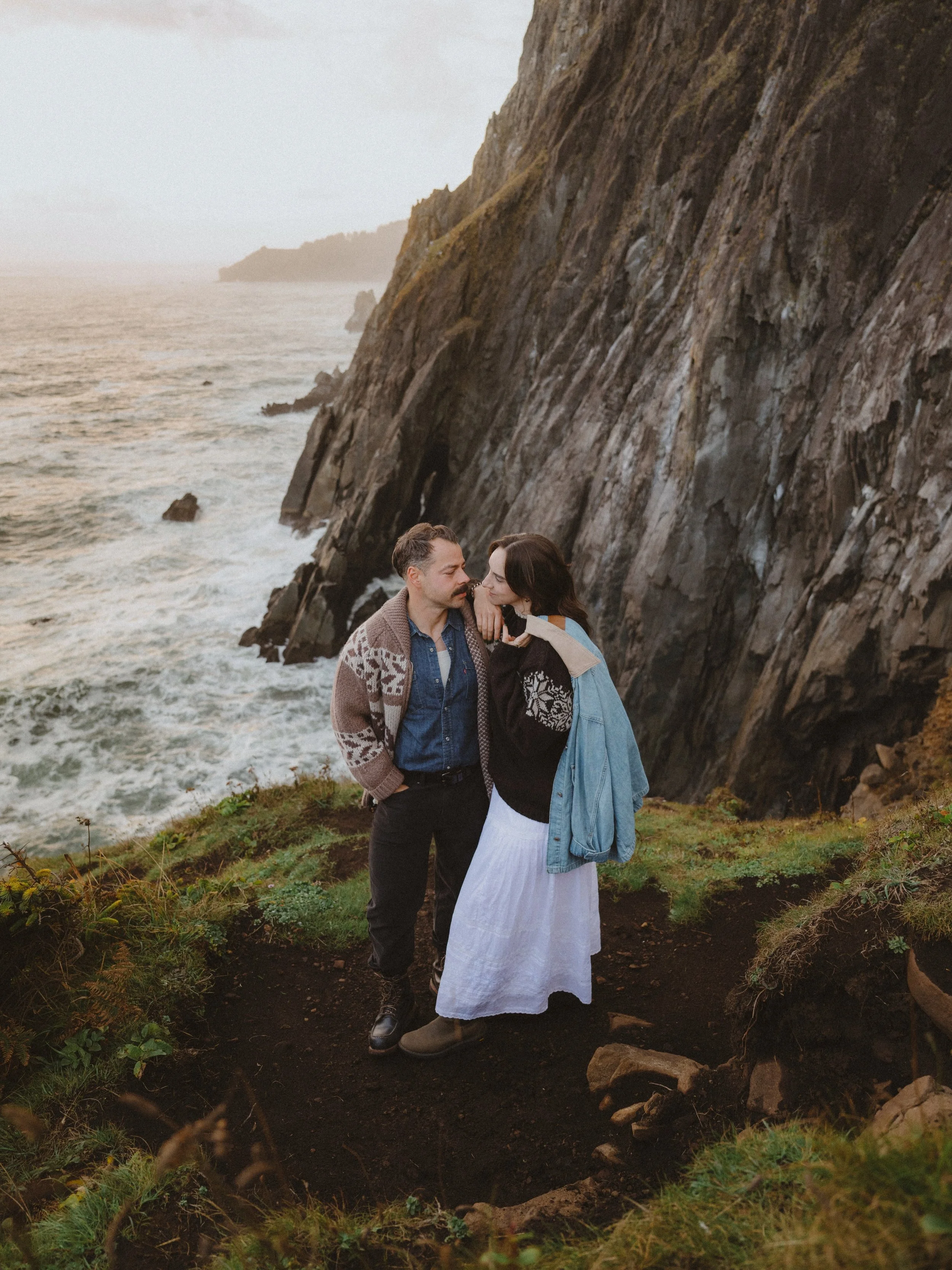 Just had to share a sneak peek of this absolutely breathtaking session I did with Emily and Marson while on the coast last week! 
We spent the evening along the Oregon coast, chasing the last bit of light and taking in some pretty unreal views. These