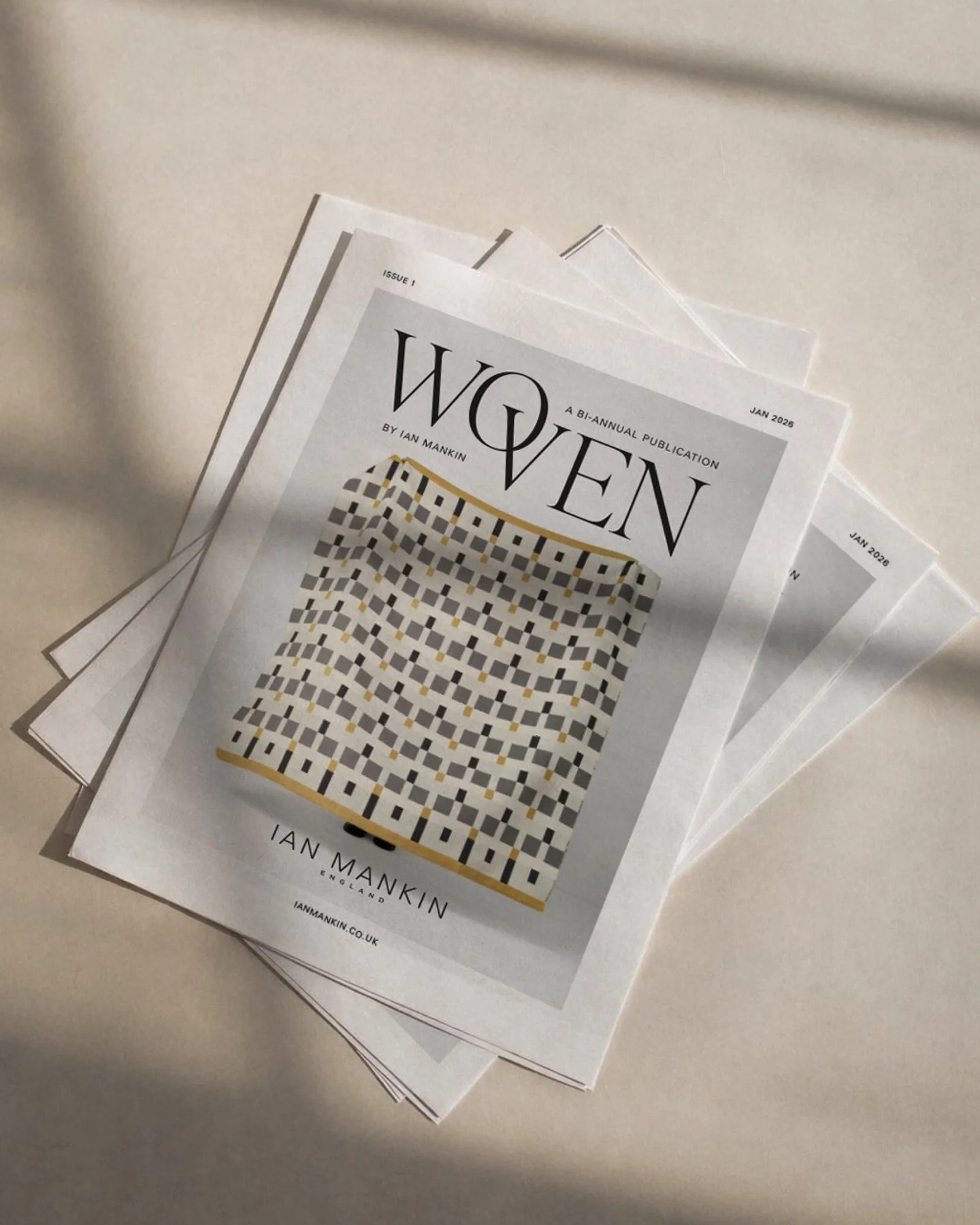 A t&ecirc;te-b&ecirc;che edition 📰

A t&ecirc;te-b&ecirc;che is one printed piece with two front covers - start from one side for the first brand, flip it halfway through for the second (I didn&rsquo;t know it had a name either!) 

A gorgeous way to