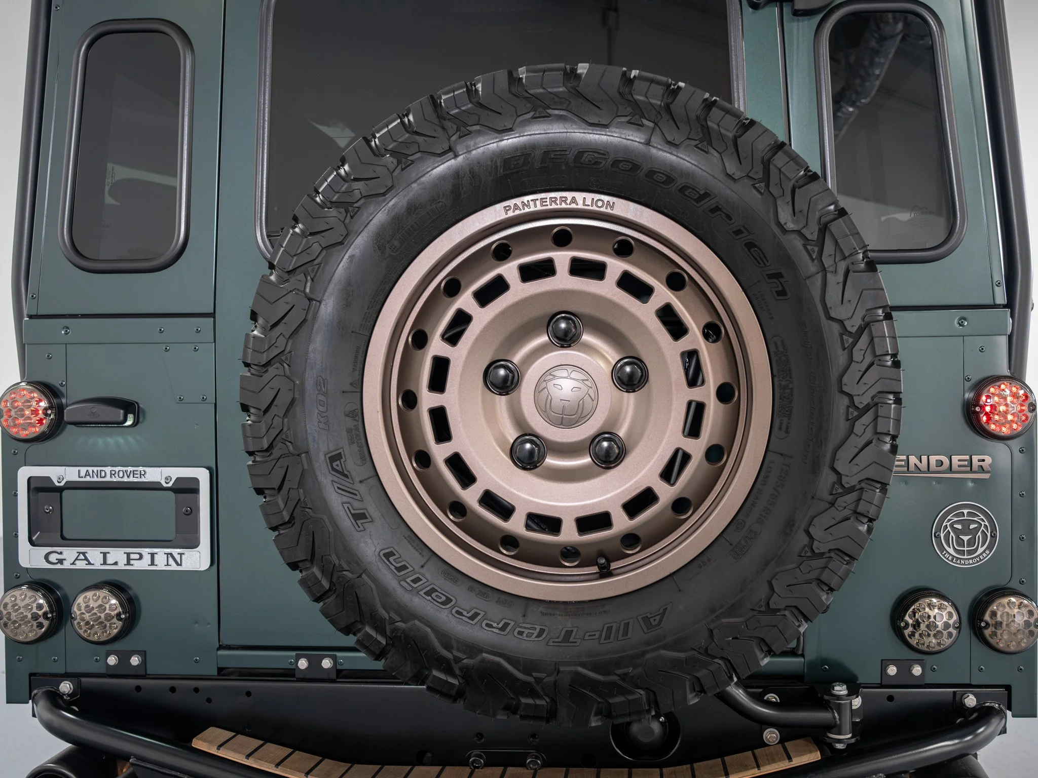 21_LRCP40801_LandRover_Defender_TheLandRovers.jpg