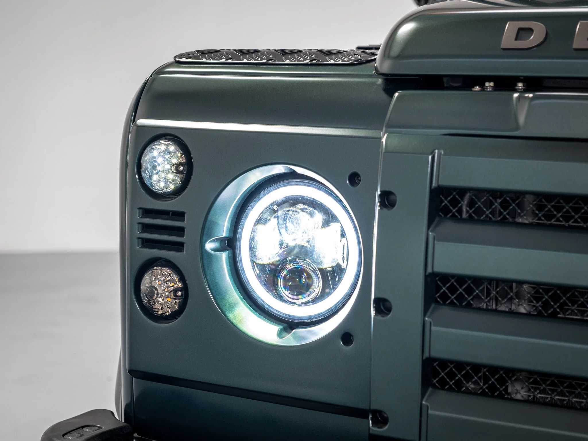 10_LRCP40801_LandRover_Defender_TheLandRovers.jpg