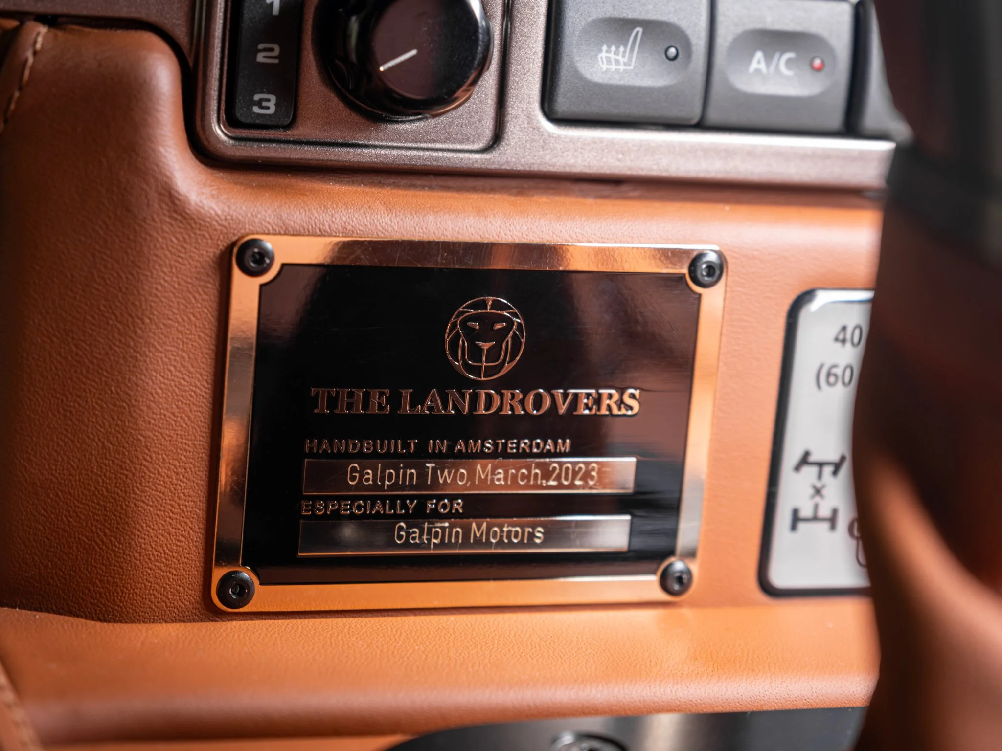 34_LRCP40801_LandRover_Defender_TheLandRovers.jpg