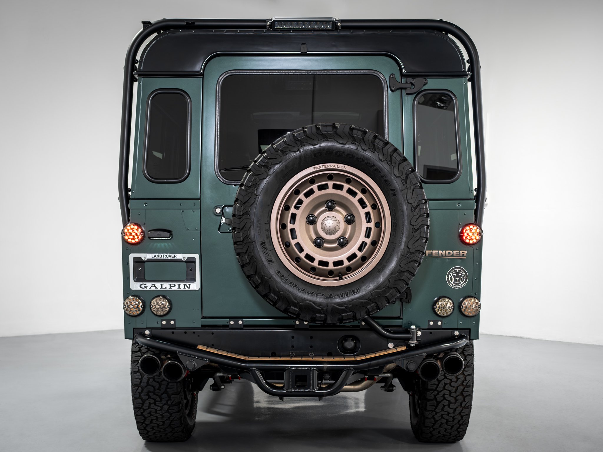 08_LRCP40801_LandRover_Defender_TheLandRovers.jpg