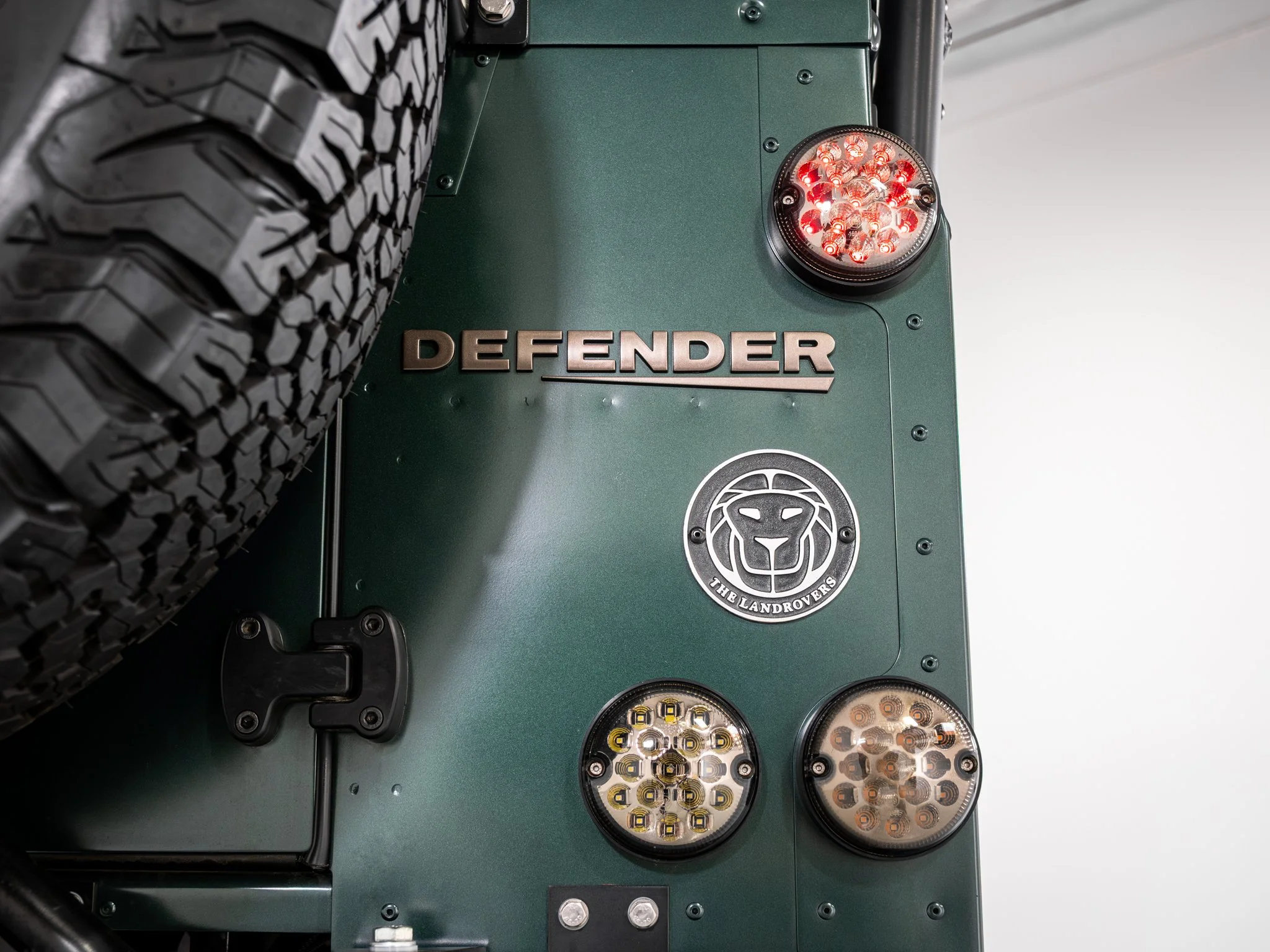 22_LRCP40801_LandRover_Defender_TheLandRovers.jpg